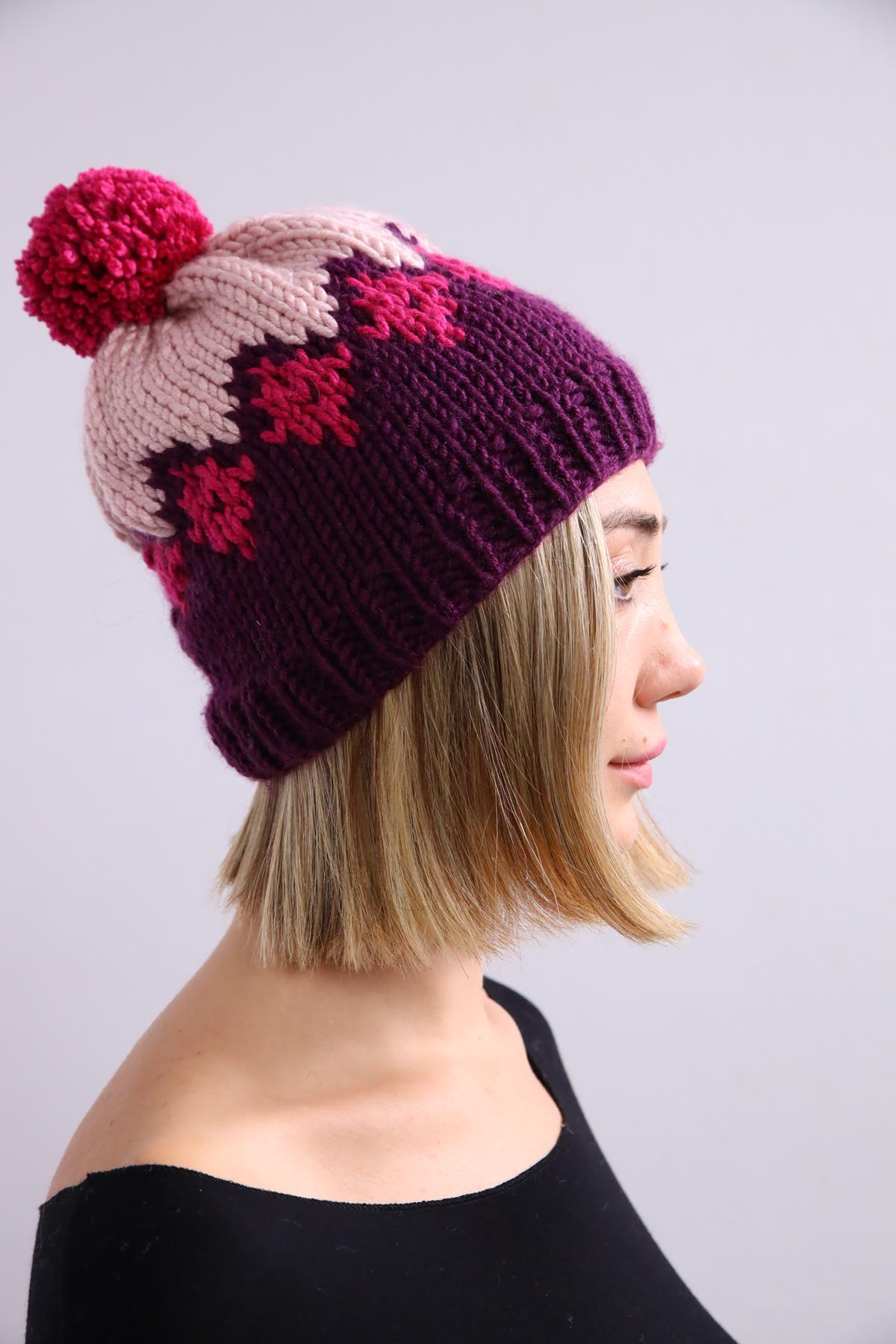  Mor Desenli El Yapımı Ponponlu Örgü Bere