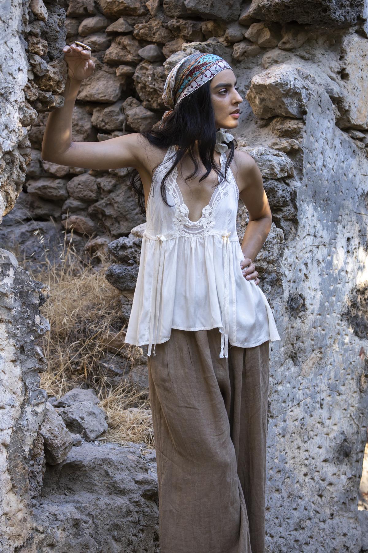 Ekru Askılı Güpür Detaylı Bluz - Şaman Butik Ekru Askılı Güpür Detaylı Bluz