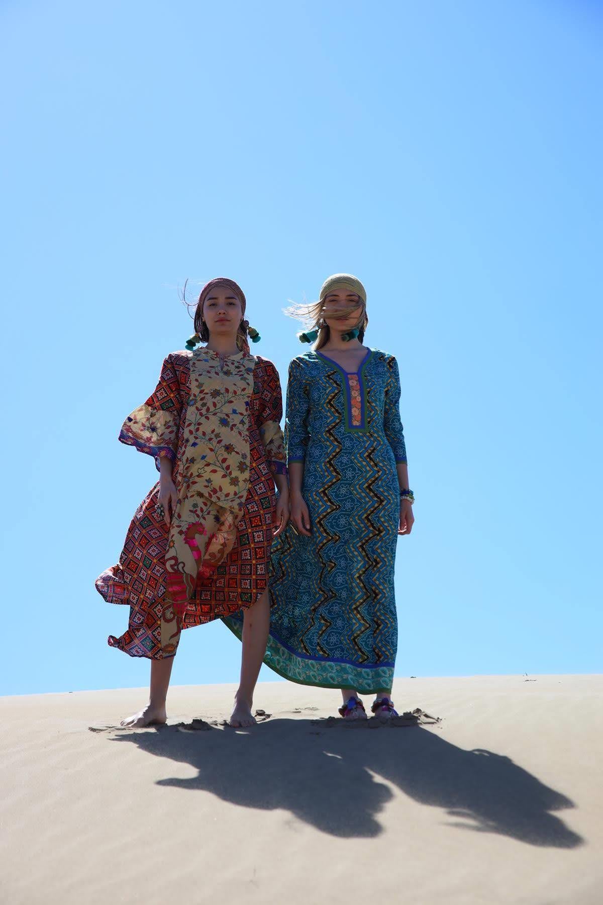  Petrol Mavisi Yakası Nakışlı Otantik Desenli Elbise