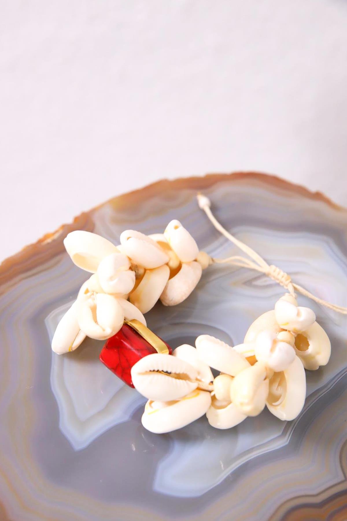 Kırmızı Detaylı Deniz Kabuğu Bileklik - Şaman Butik Kırmızı Detaylı Deniz Kabuğu Bileklik