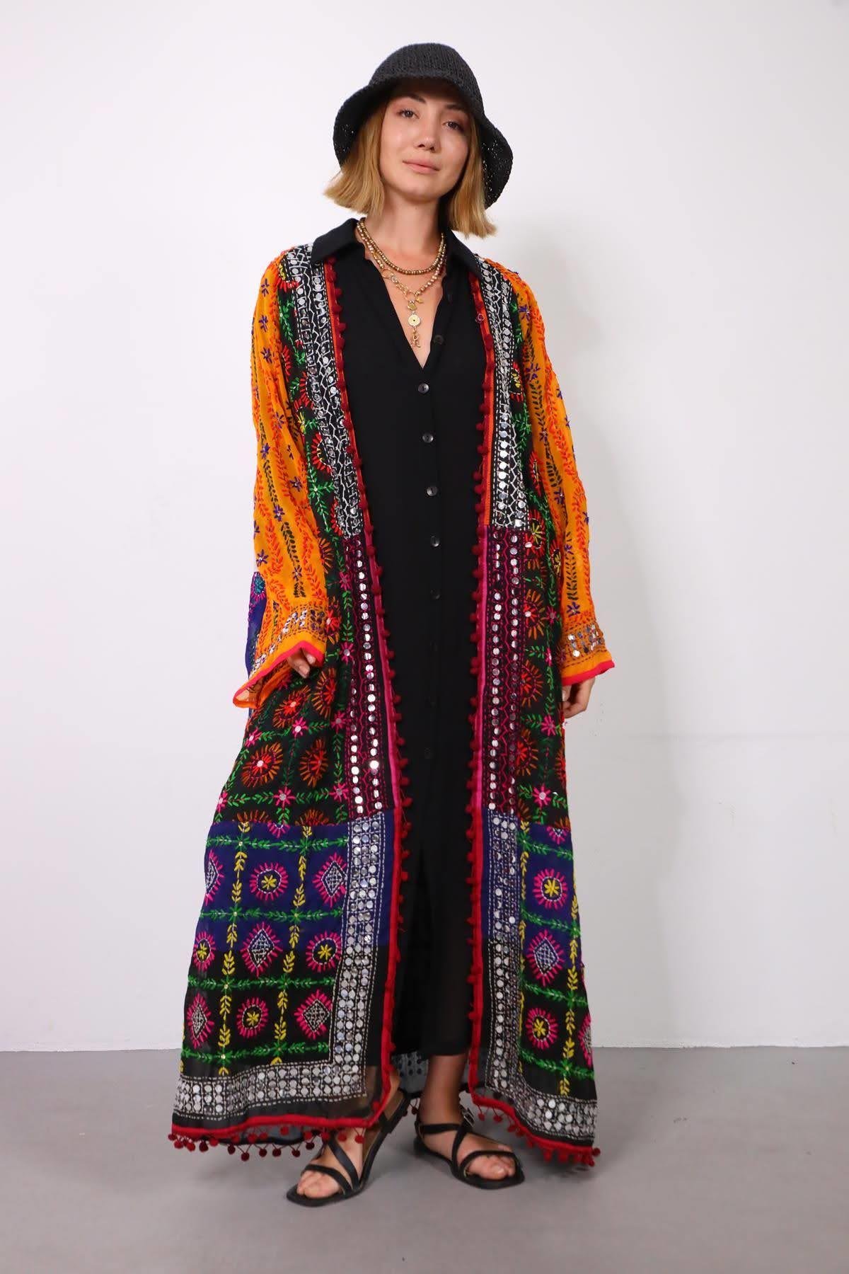  Renkli Pul İşlemeli Kenarları Ponponlu Bohem Kaftan