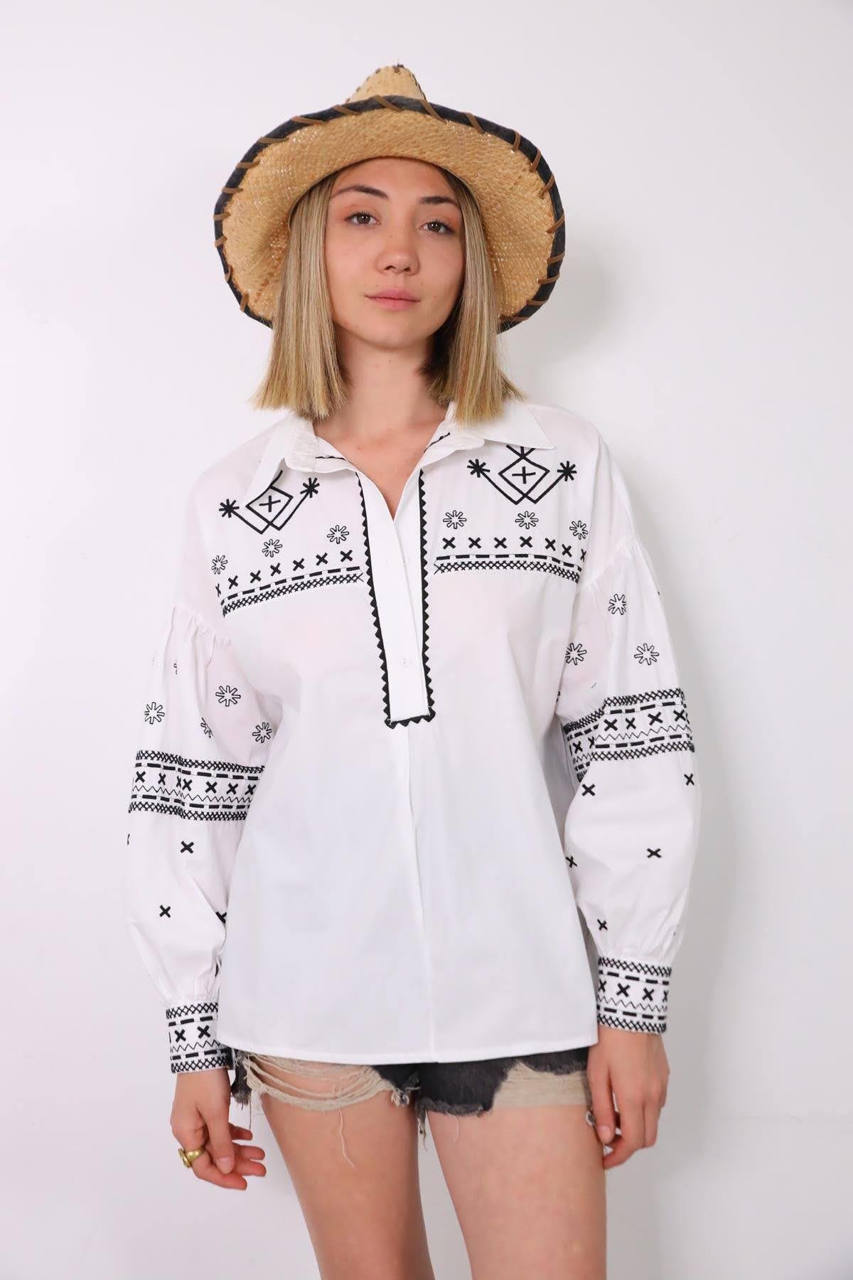  Beyaz Nakışlı Balon Kol Yarım Düğmeli Gömlek