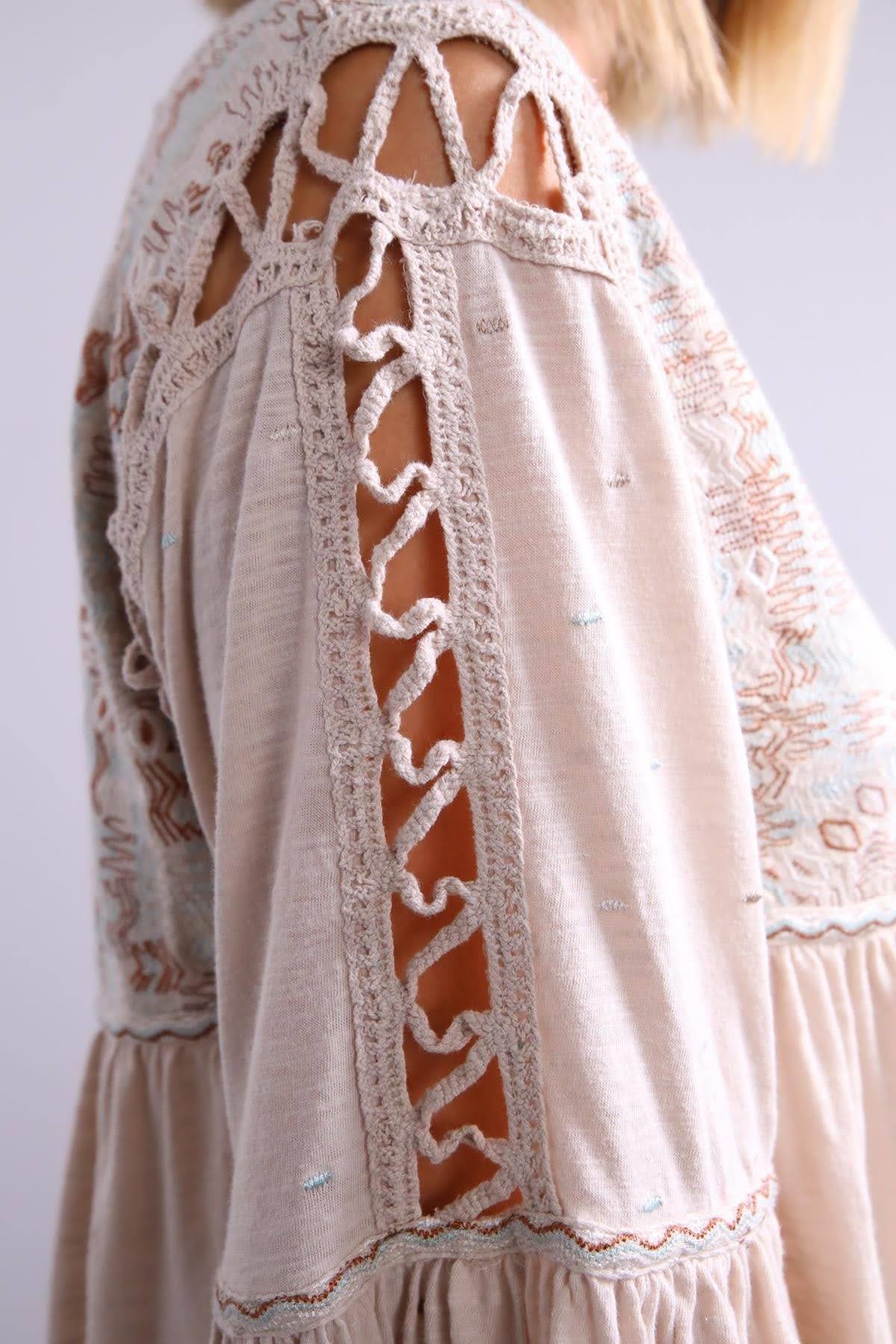 Krem Rengi V Yaka Nakış İşlemeli Elbise - Şaman Butik Krem Rengi V Yaka Nakış İşlemeli Elbise