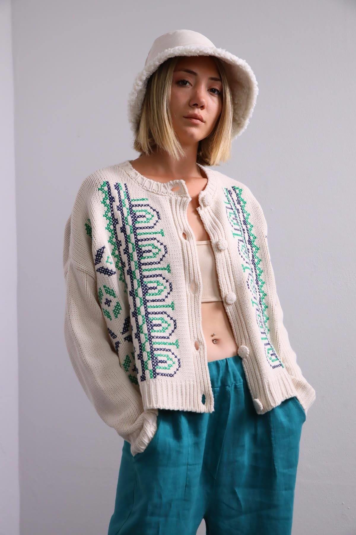  Krem Rengi Nakış İşlemeli Triko Hırka