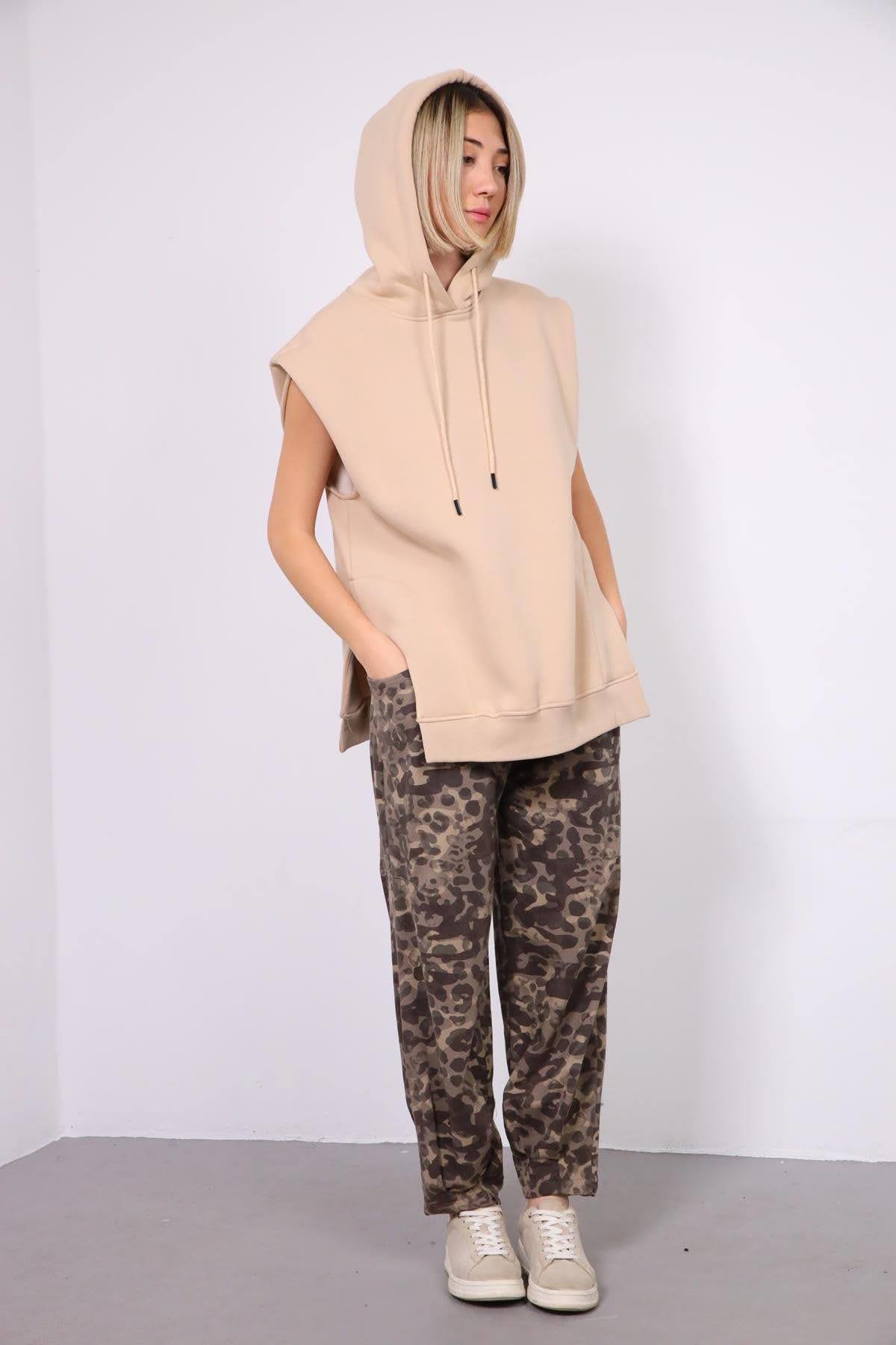  Krem Kapüşonlu Asimetrik Yırtmaçlı Kolsuz Sweat