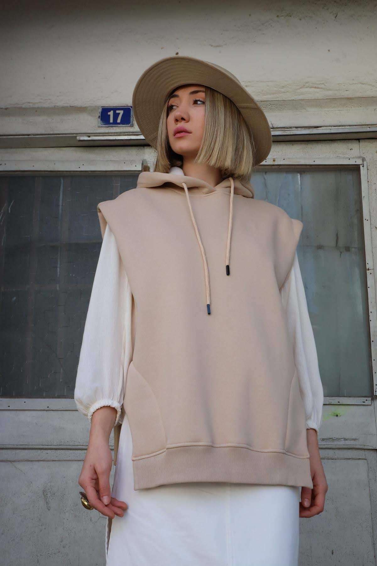  Krem Kapüşonlu Asimetrik Yırtmaçlı Kolsuz Sweat