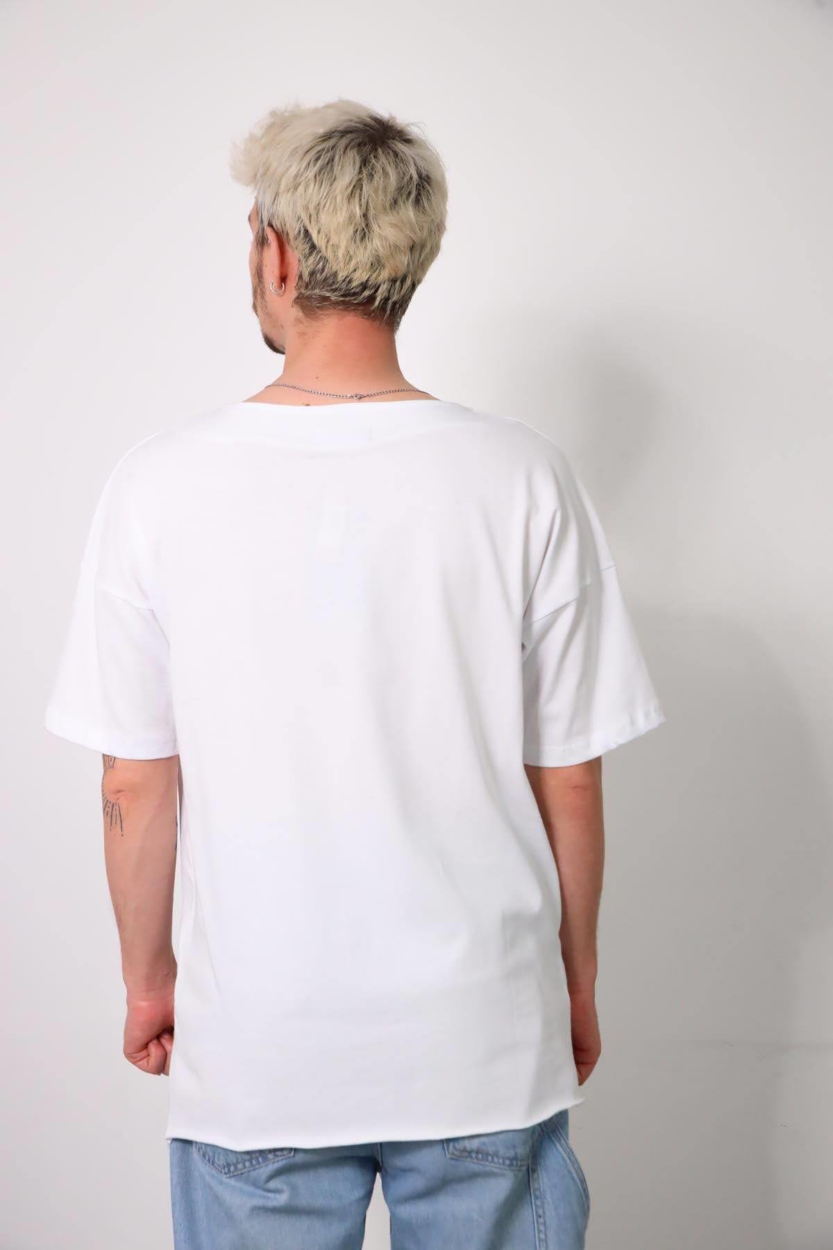  Beyaz Asimetrik Dikiş Detaylı Kayık Yaka Erkek Tişört