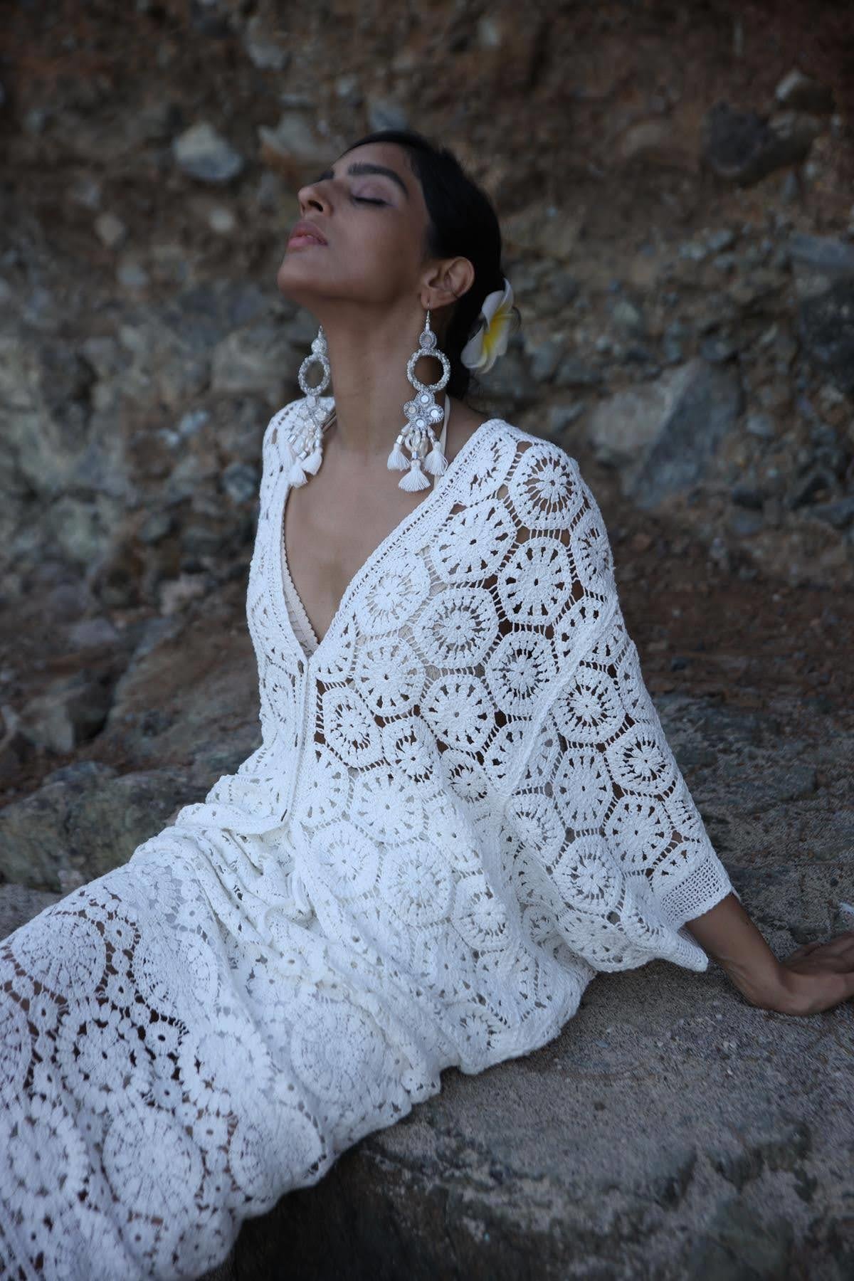 Beyaz Dantel Yarasa Kol Hırka ve Etek Takım - Şaman Butik Beyaz Dantel Yarasa Kol Hırka ve Etek Takım