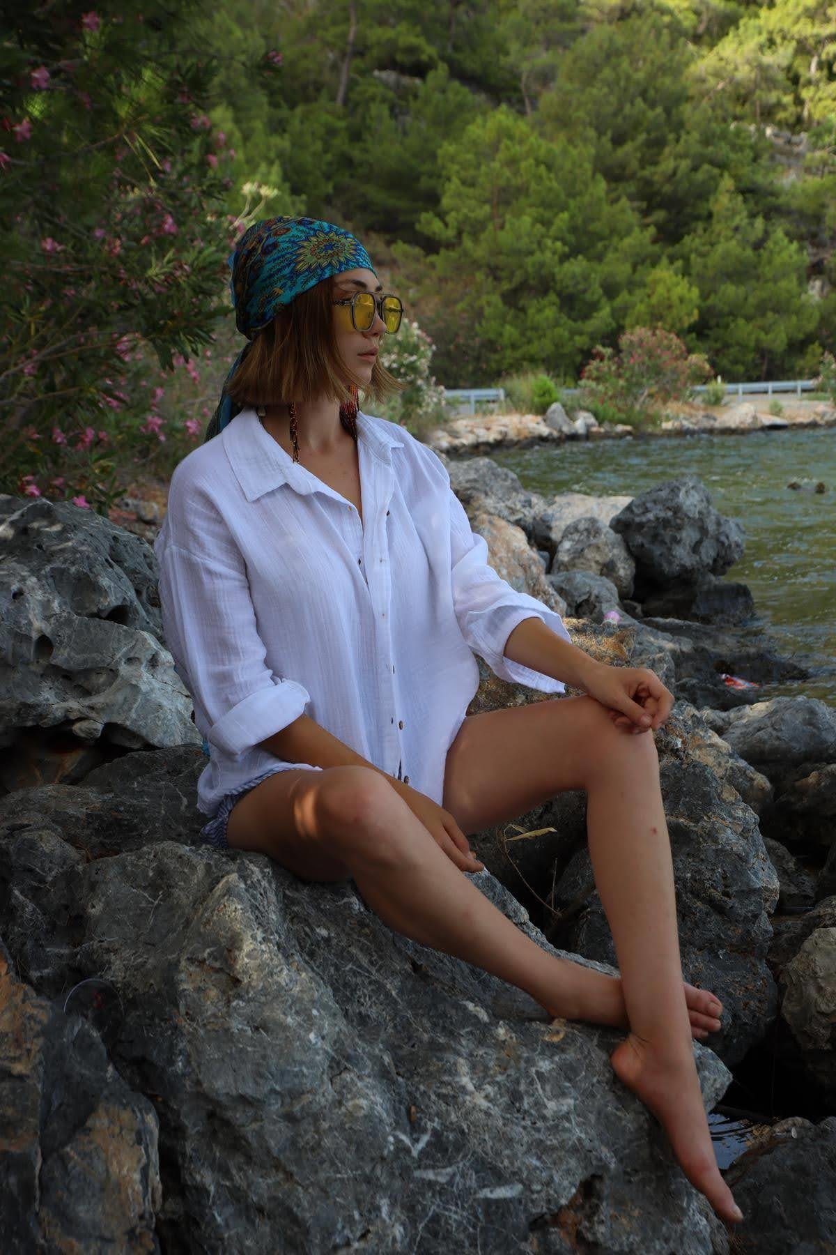  Beyaz Sırtı Püsküllü Gömlek