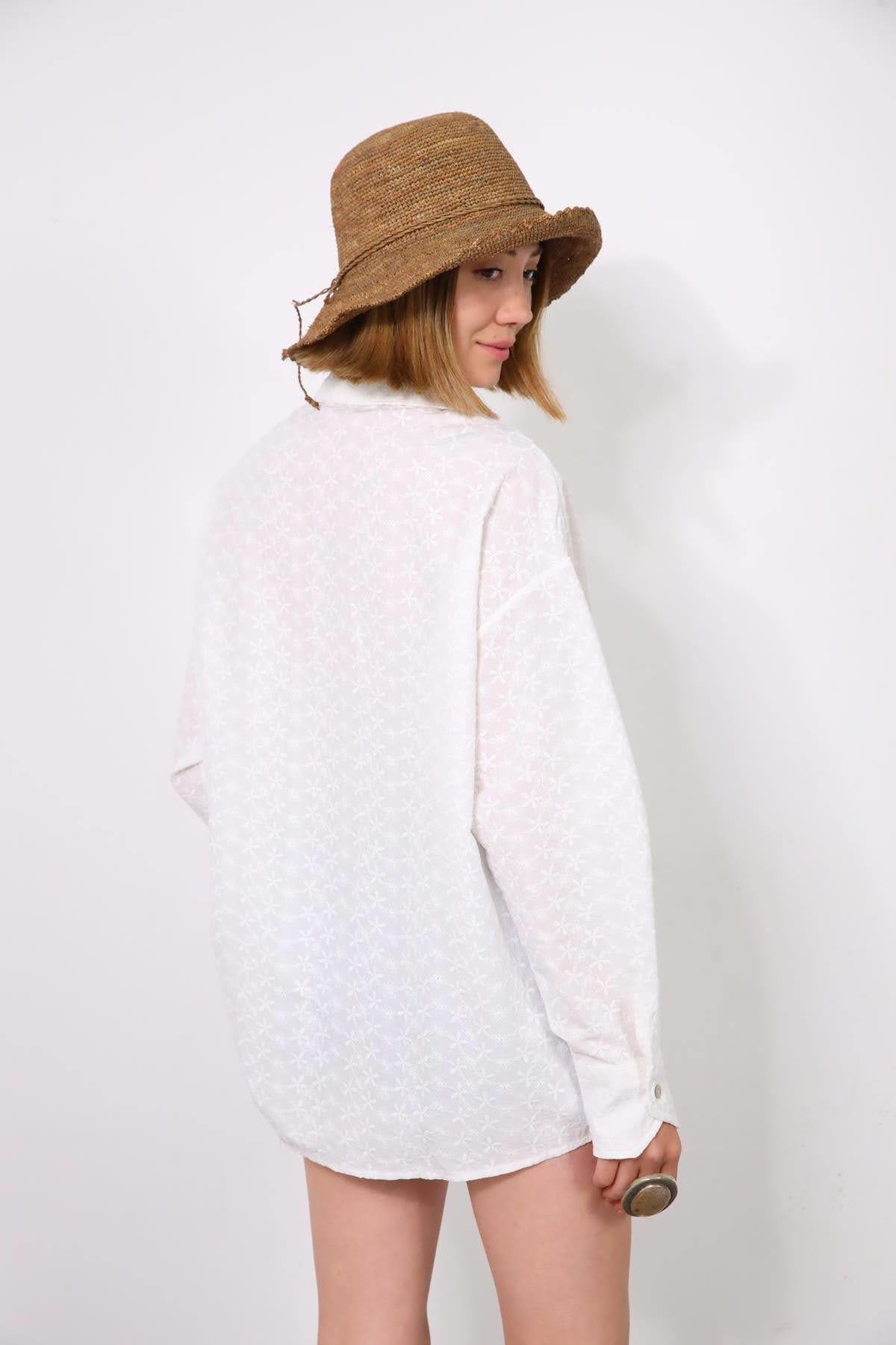  Beyaz Çiçek İşlemeli Büyük Cepli Gömlek