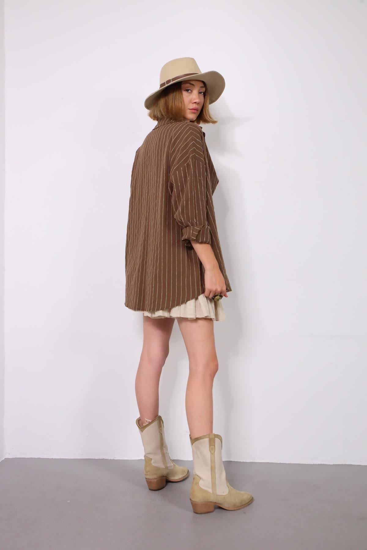  Kahverengi Kolları Apoletli Çizgili Keten Gömlek