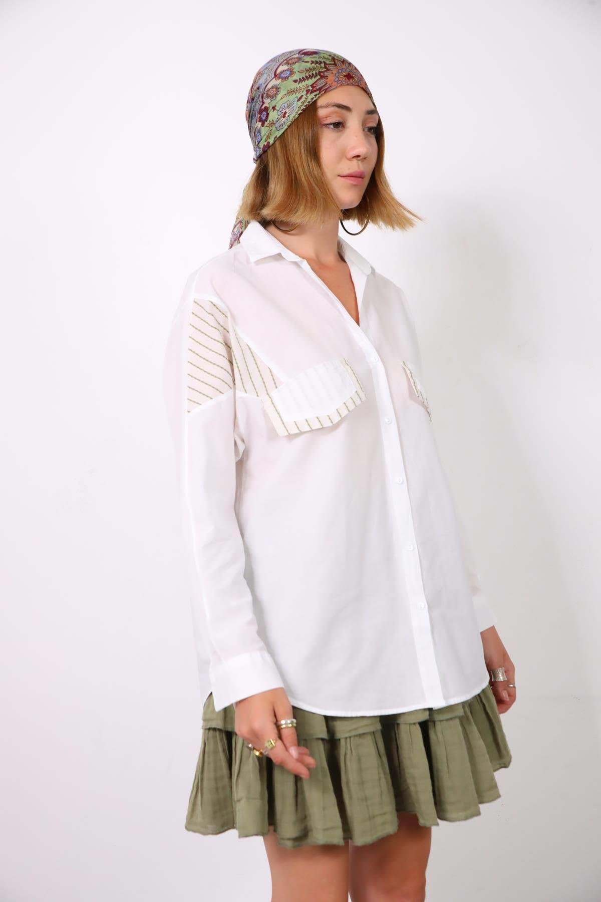  Beyaz Garni Detaylı Sahte Cep Kapaklı Gömlek