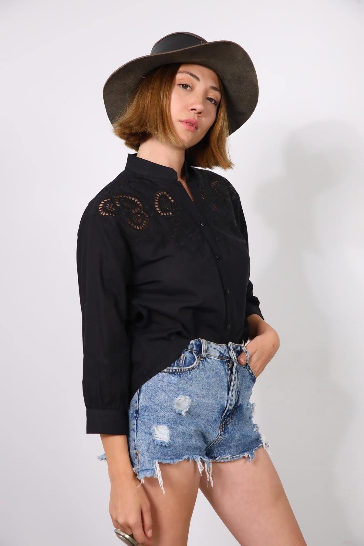  Siyah Ajurlu Çiçek İşlemeli Hakim Yaka Gömlek