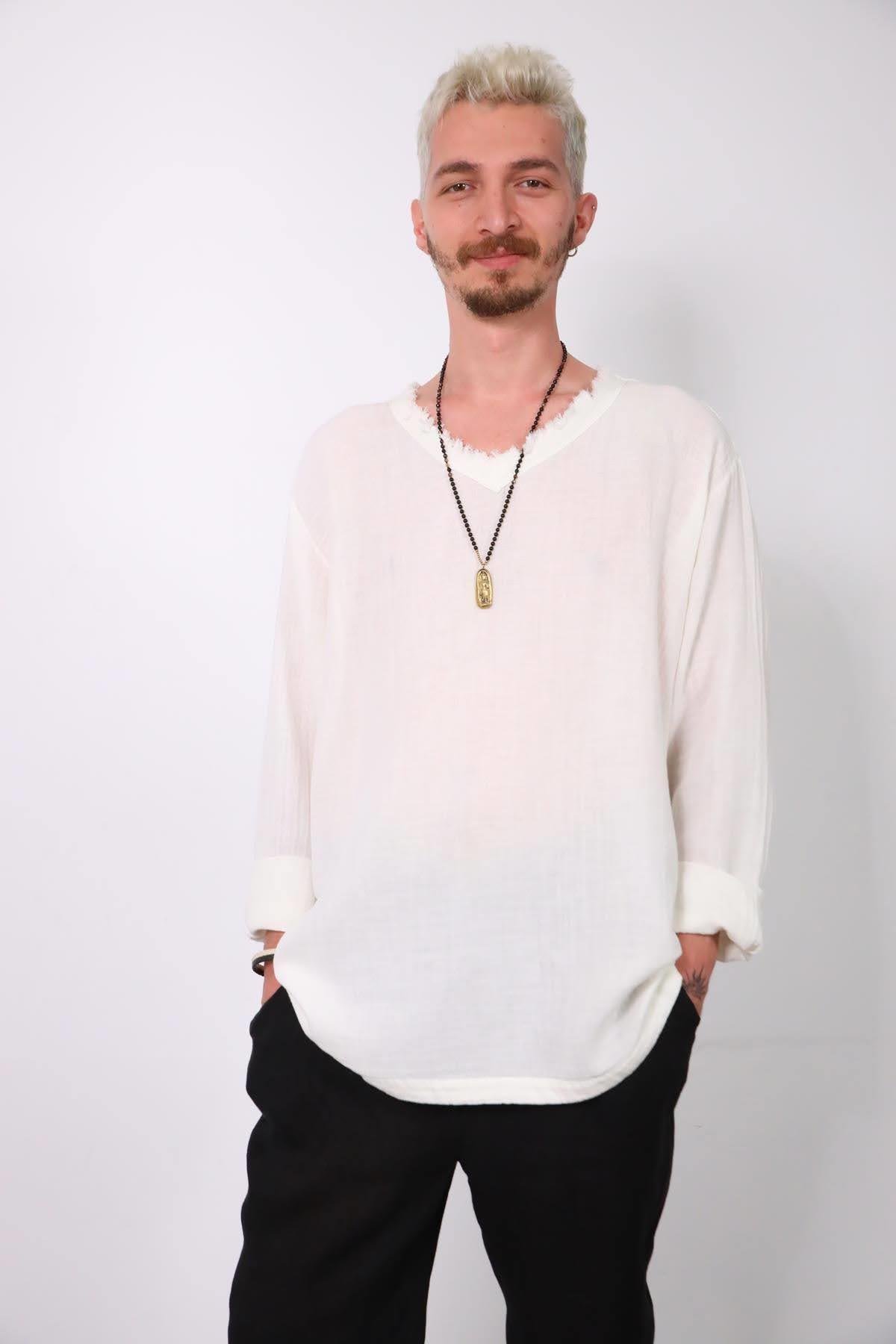  Beyaz Püsküllü V Yaka Uzun Kol Erkek Tişört