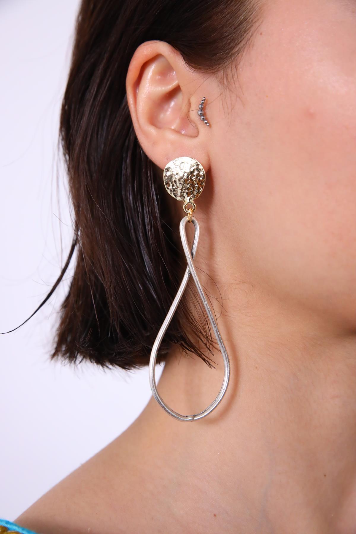  Gümüş Kaplama Detaylı Sallantılı Küpe