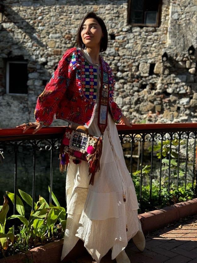Kırmızı Yakası Püsküllü Otantik İşlemeli Tasarım Ceket - Şaman Butik Kırmızı Yakası Püsküllü Otantik İşlemeli Tasarım Ceket
