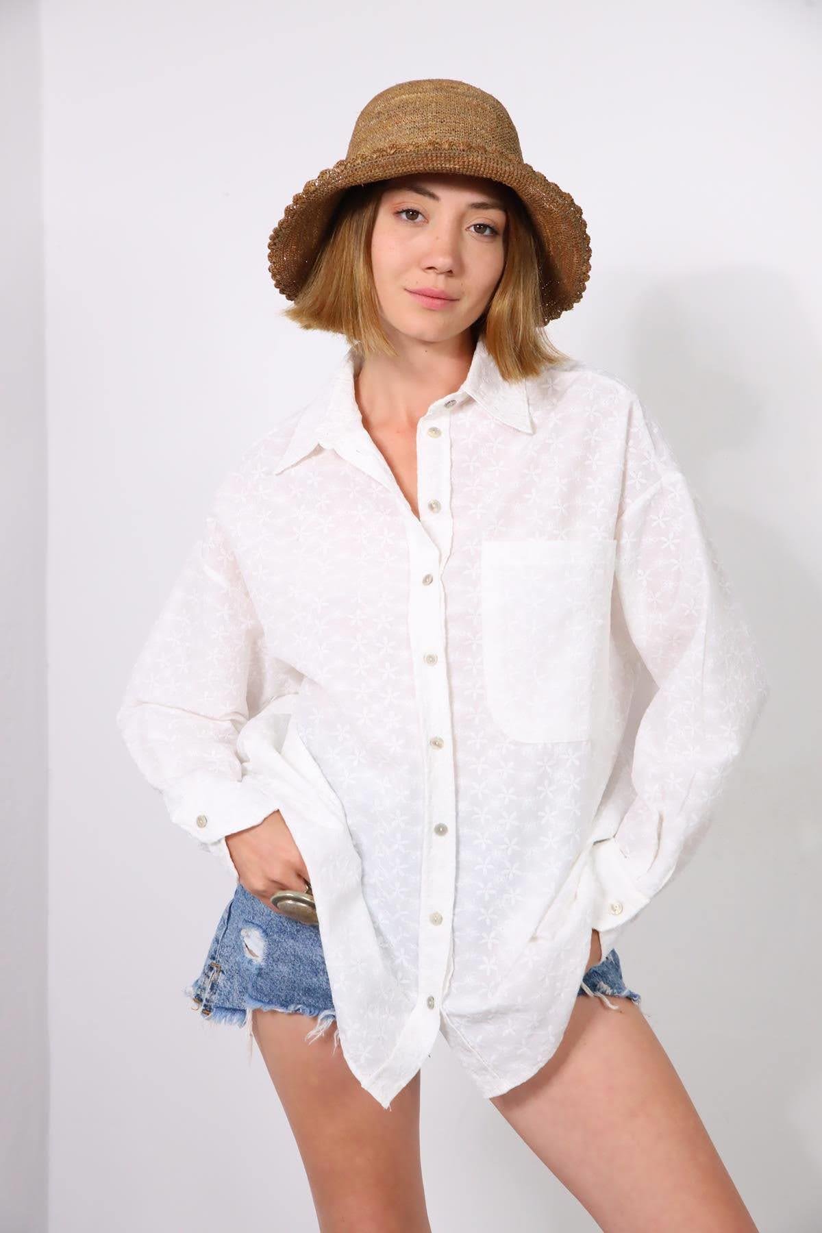  Beyaz Çiçek İşlemeli Büyük Cepli Gömlek