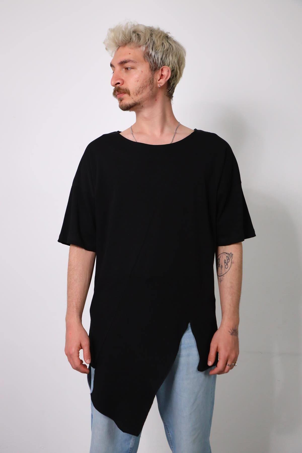  Siyah Asimetrik Dikiş Detaylı Kayık Yaka Erkek Tişört