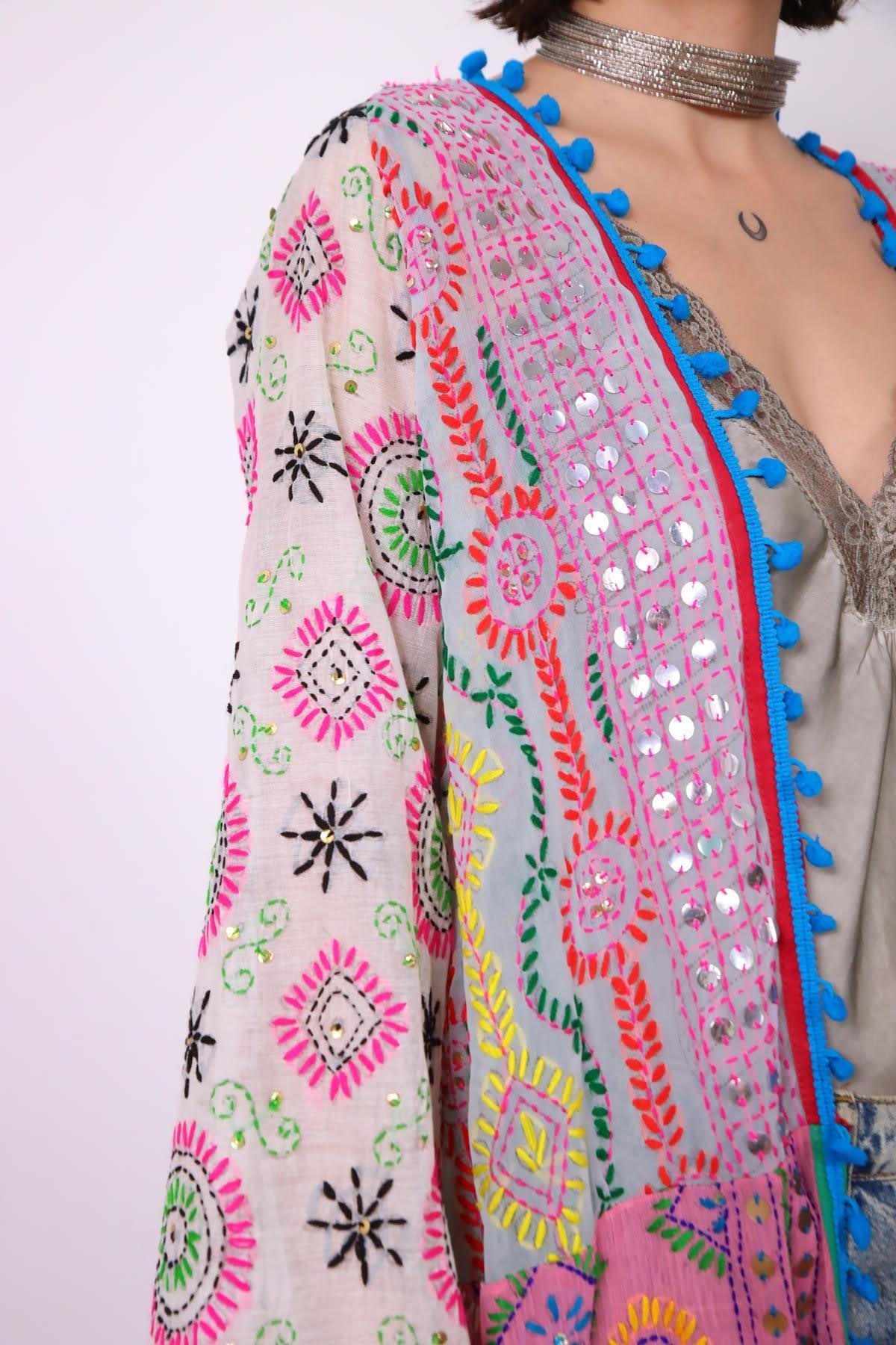 Renkli Pul İşlemeli Kenarları Ponponlu Bohem Kaftan - Şaman Butik Renkli Pul İşlemeli Kenarları Ponponlu Bohem Kaftan