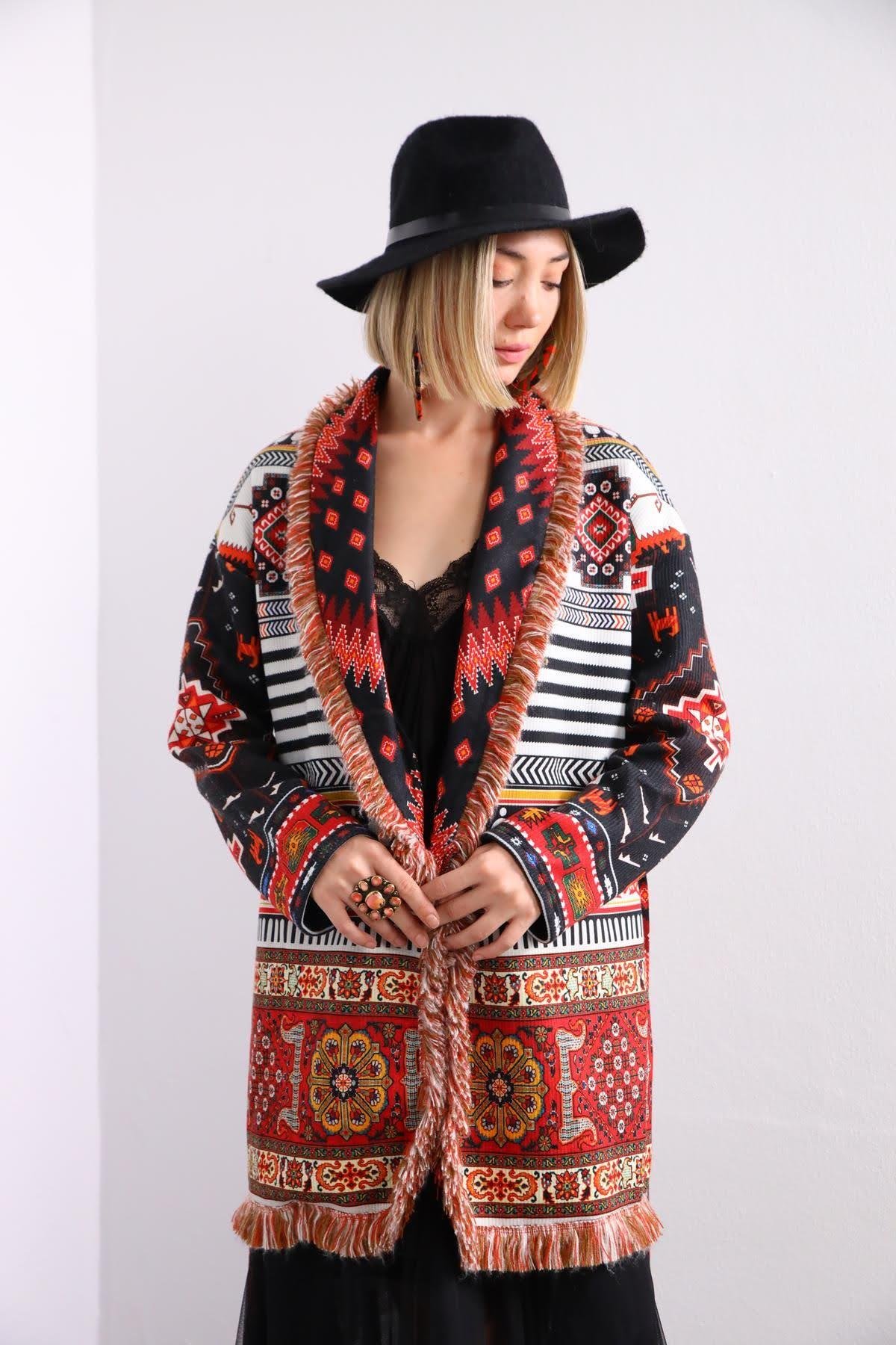 Siyah Beyaz Etnik Desenli Saçaklı Kaban - Şaman Butik - Bohem Giyim ve Aksesuar | Kadın & Erkek Siyah Beyaz Etnik Desenli Saçaklı Kaban