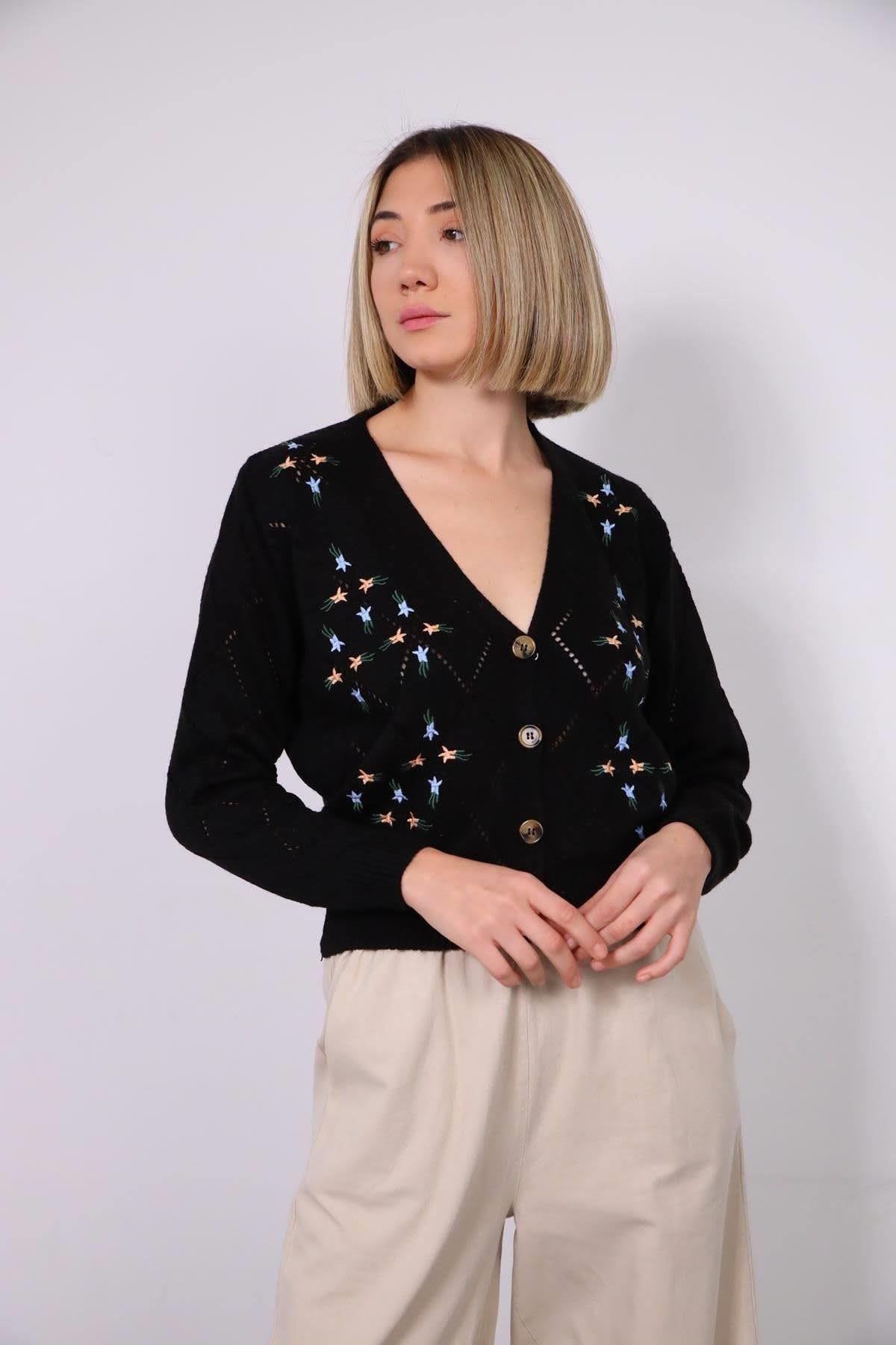  Siyah İşlemeli Örme Hırka