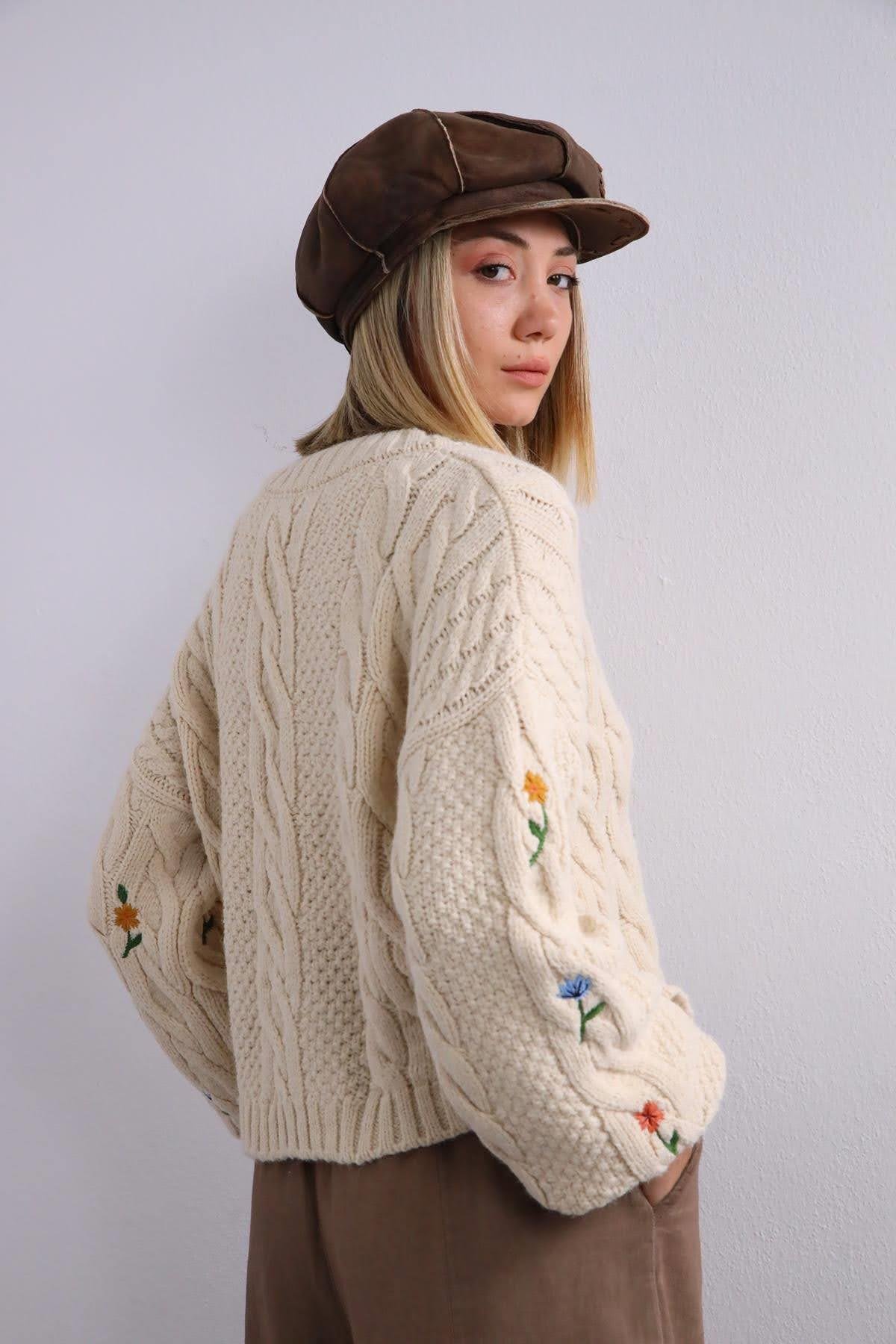  Krem Rengi Kolları İşlemeli Örgü Hırka