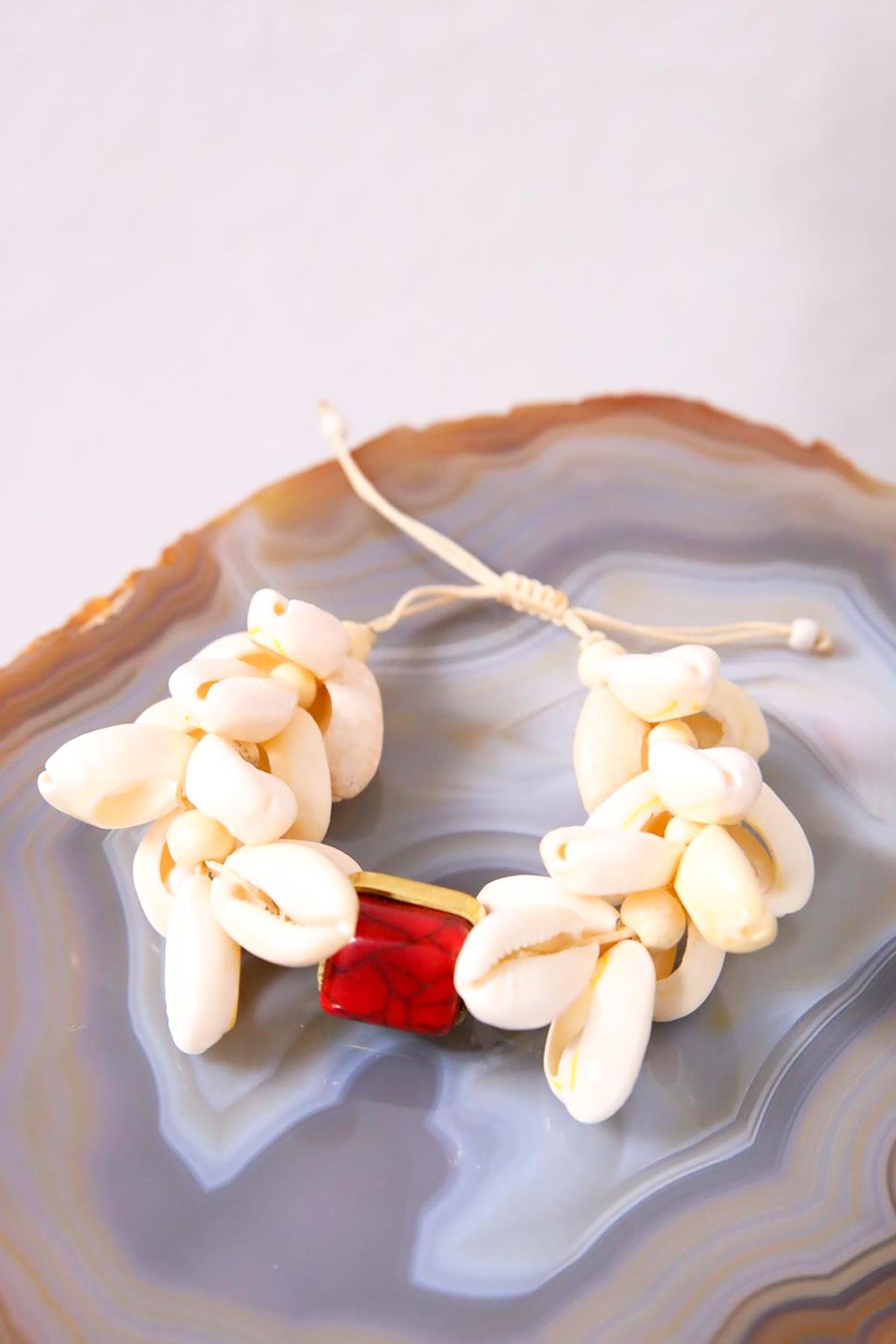 Kırmızı Detaylı Deniz Kabuğu Bileklik - Şaman Butik Kırmızı Detaylı Deniz Kabuğu Bileklik