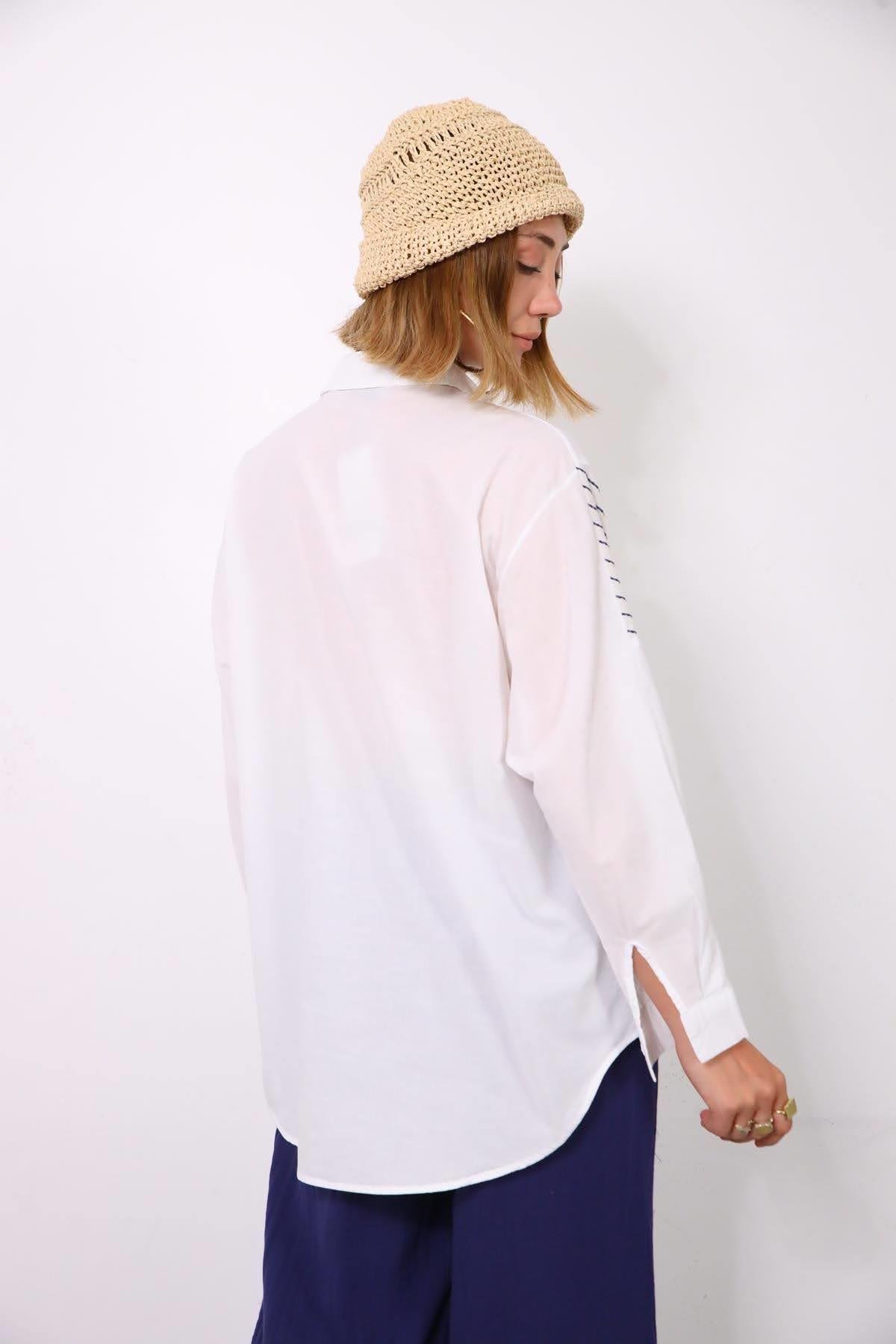  Beyaz Lacivert Garni Detaylı Sahte Cep Kapaklı Gömlek