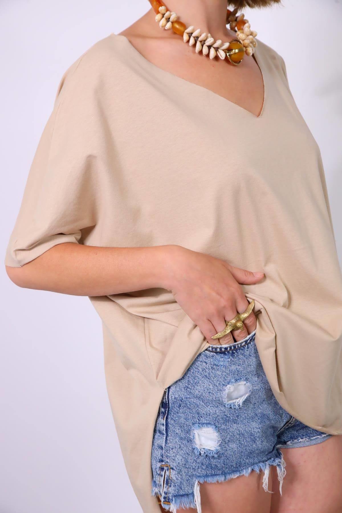  Bej V Yaka Arkası Uzun Salaş Tişört