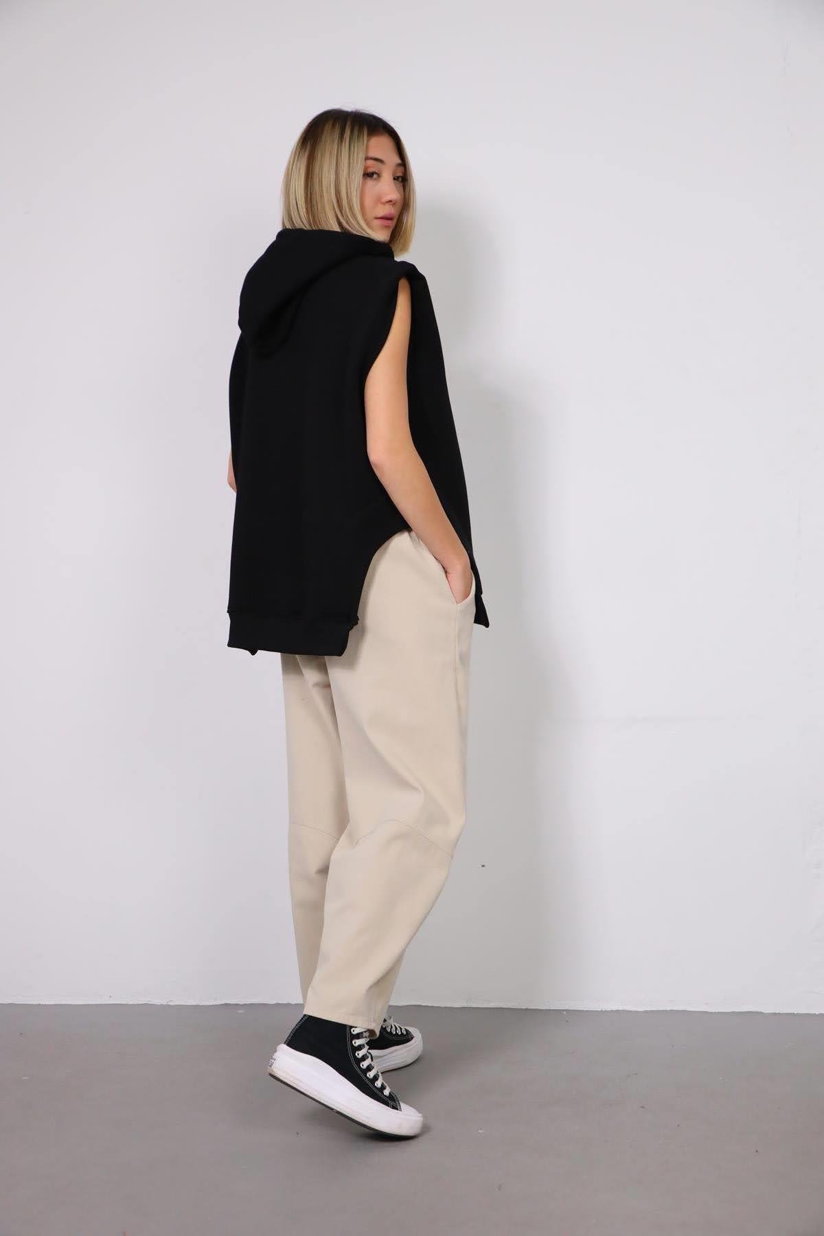  Siyah Kapüşonlu Asimetrik Yırtmaçlı Kolsuz Sweat