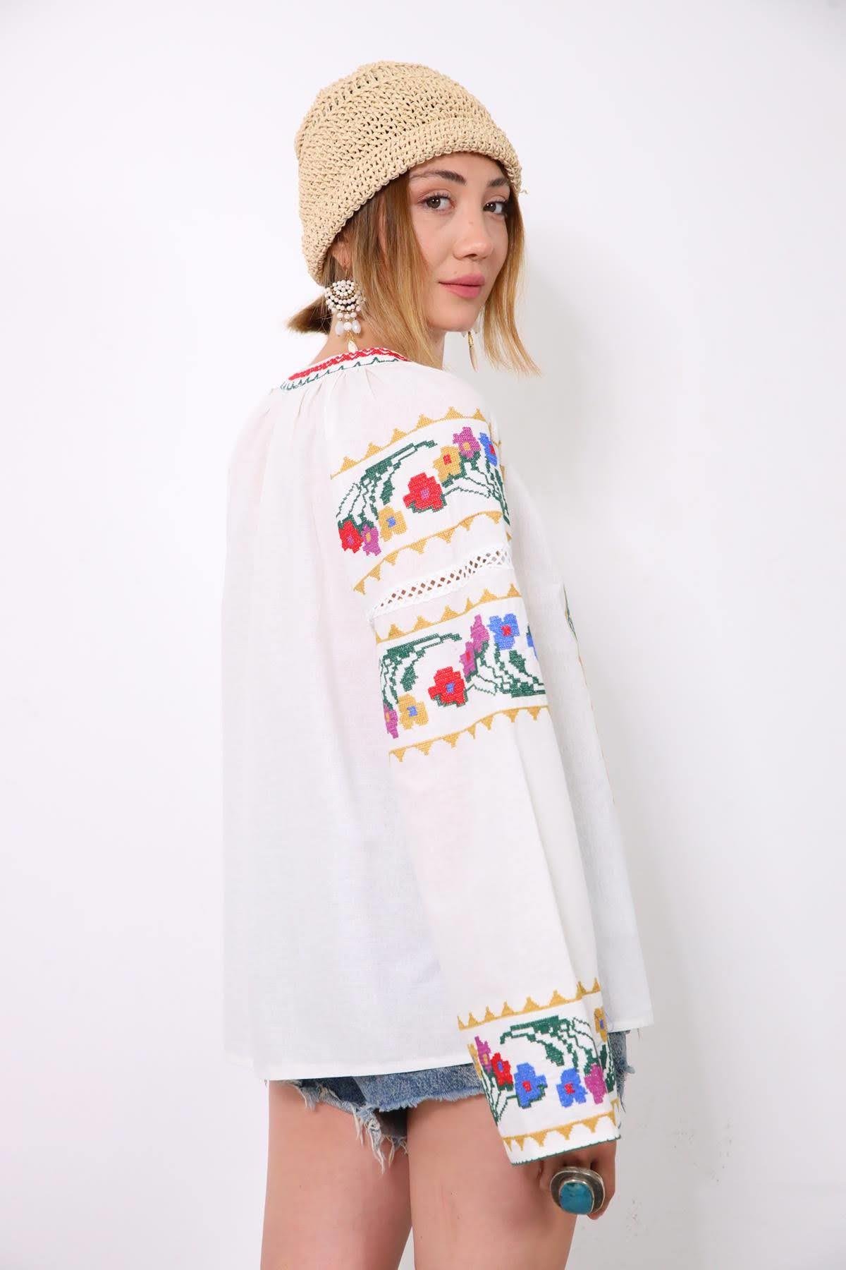 Beyaz Kanaviçe İşlemeli Dantel Detaylı Bluz - Şaman Butik Beyaz Kanaviçe İşlemeli Dantel Detaylı Bluz