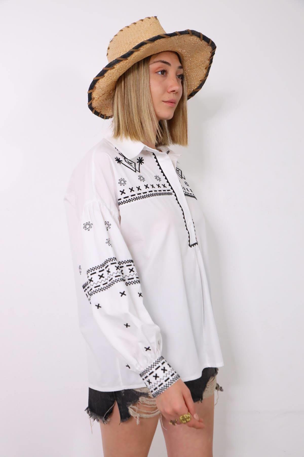  Beyaz Nakışlı Balon Kol Yarım Düğmeli Gömlek