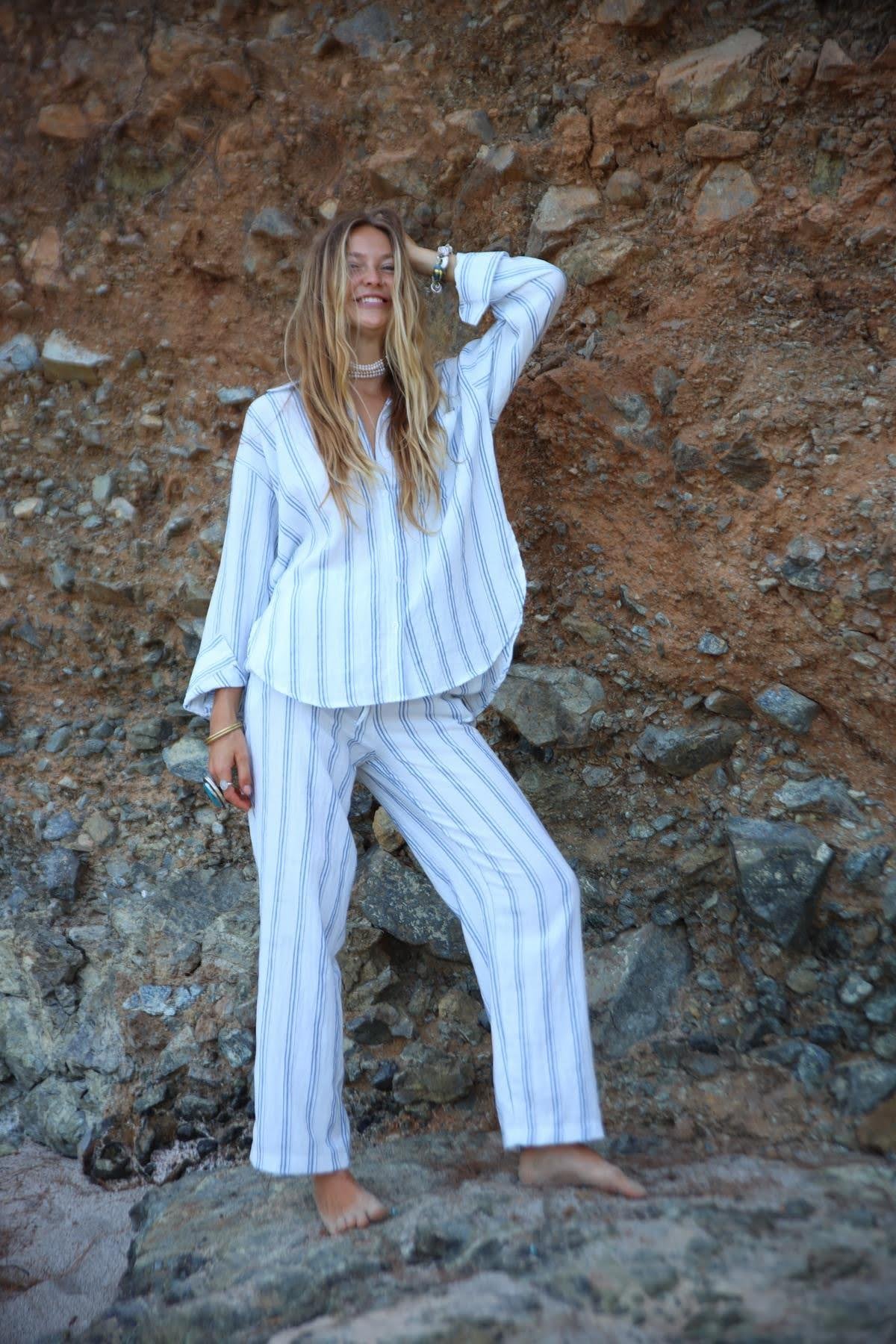  Mavi Çizgili Yırtmaçlı Gömlek ve Pantolon Takım