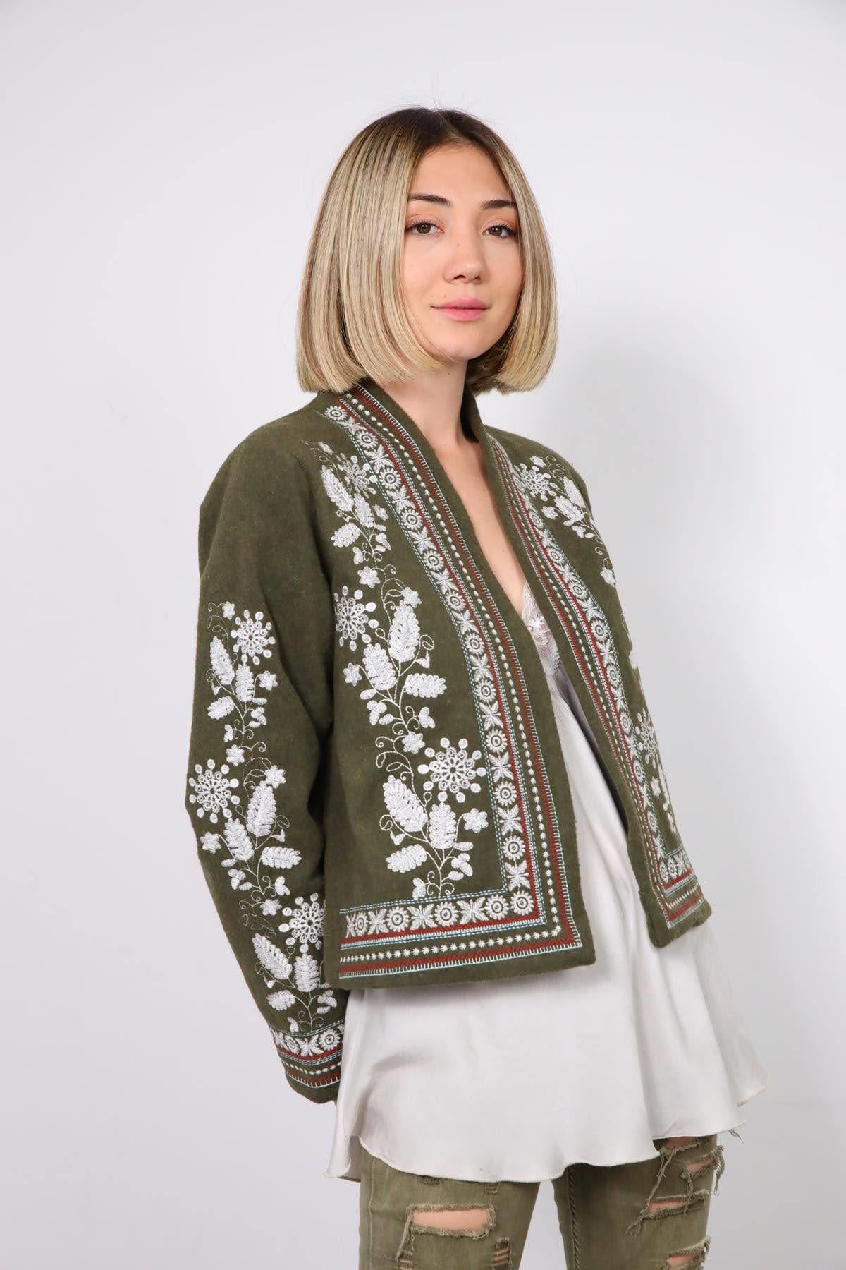  Haki Rengi İşlemeli Kısa Ceket