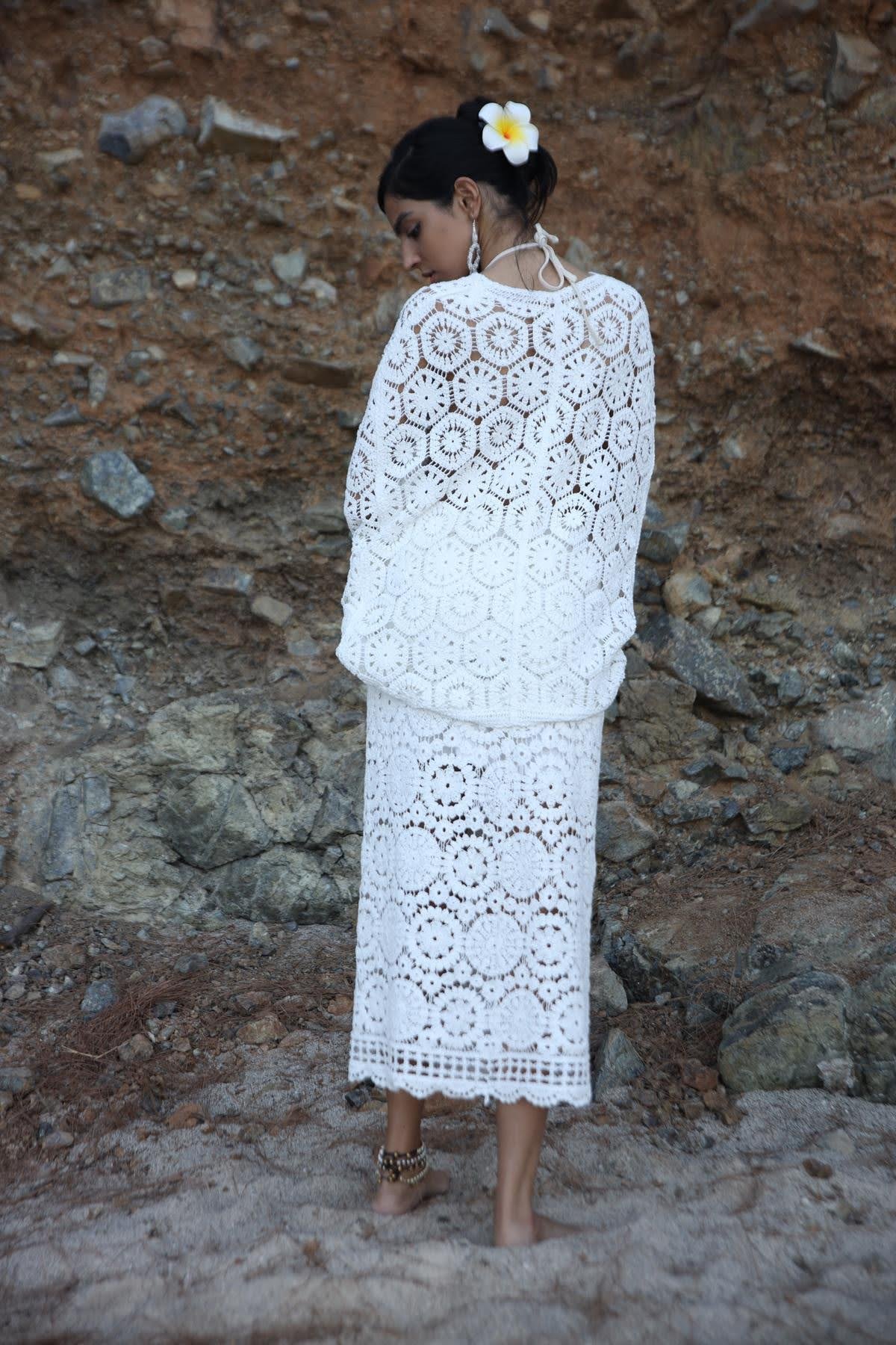 Beyaz Dantel Yarasa Kol Hırka ve Etek Takım - Şaman Butik Beyaz Dantel Yarasa Kol Hırka ve Etek Takım