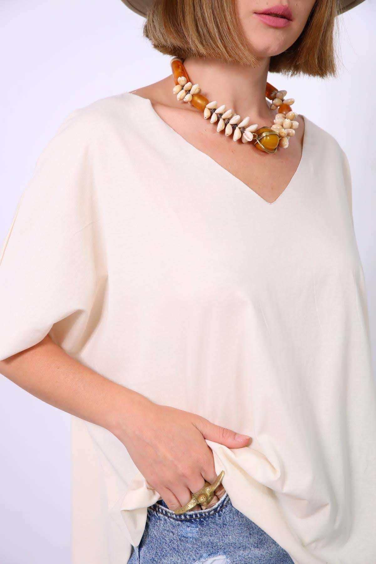  Fildişi V Yaka Arkası Uzun Salaş Tişört