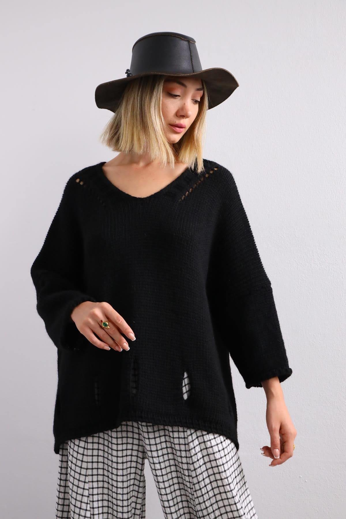 Siyah Lazer Kesim Detaylı V Yaka Kazak - Şaman Butik Siyah Lazer Kesim Detaylı V Yaka Kazak