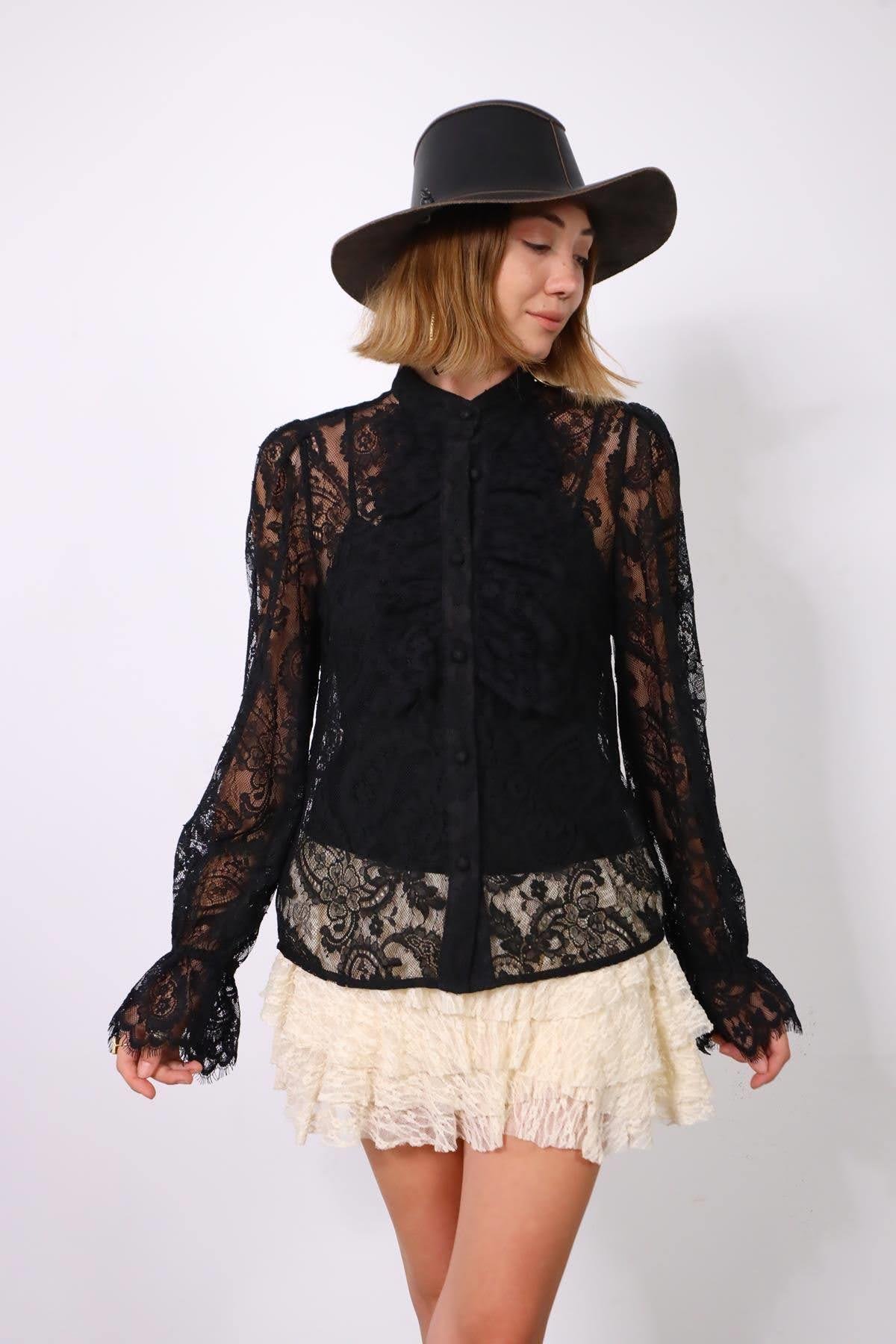  Siyah Kolları Büzgülü Volanlı Dantel Gömlek