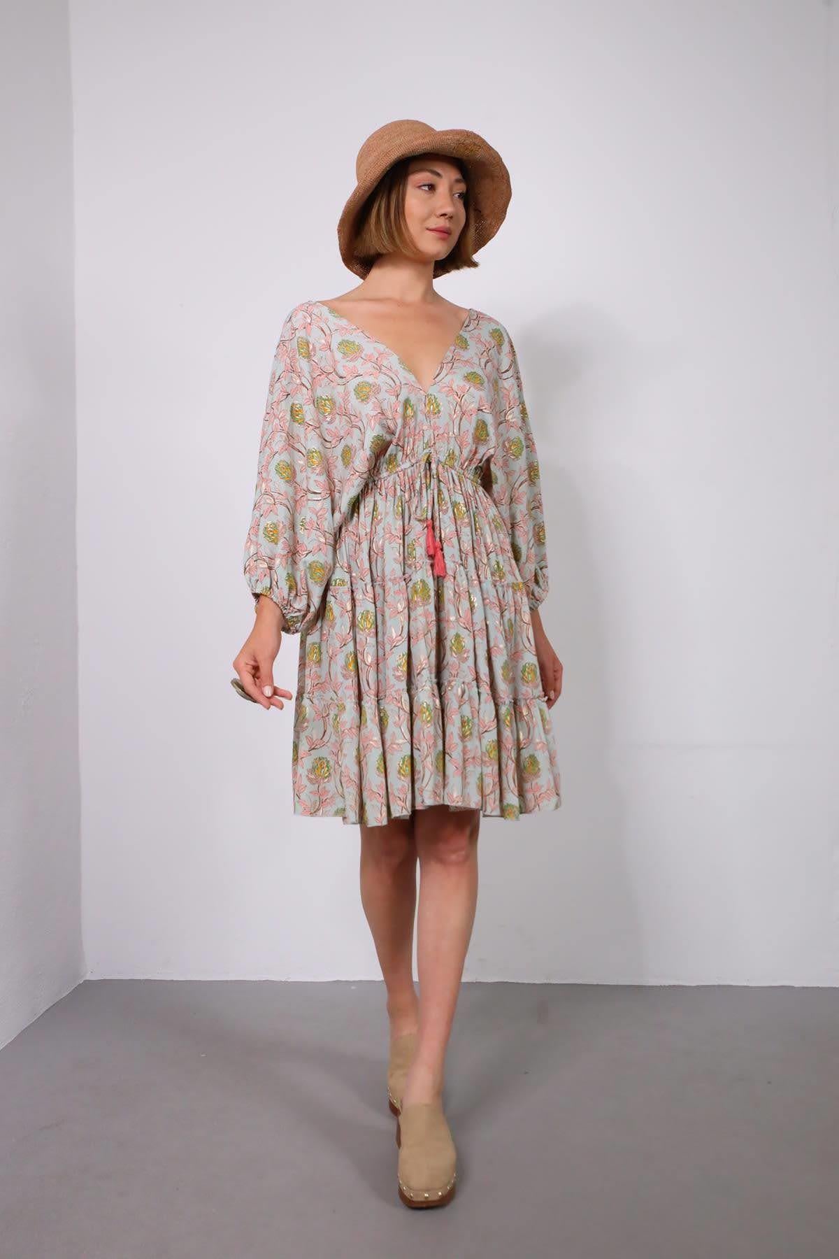 Buz Mavisi Desenli V Yaka Sırt Dekolteli Kısa İpek Elbise - Şaman Butik Buz Mavisi Desenli V Yaka Sırt Dekolteli Kısa İpek Elbise