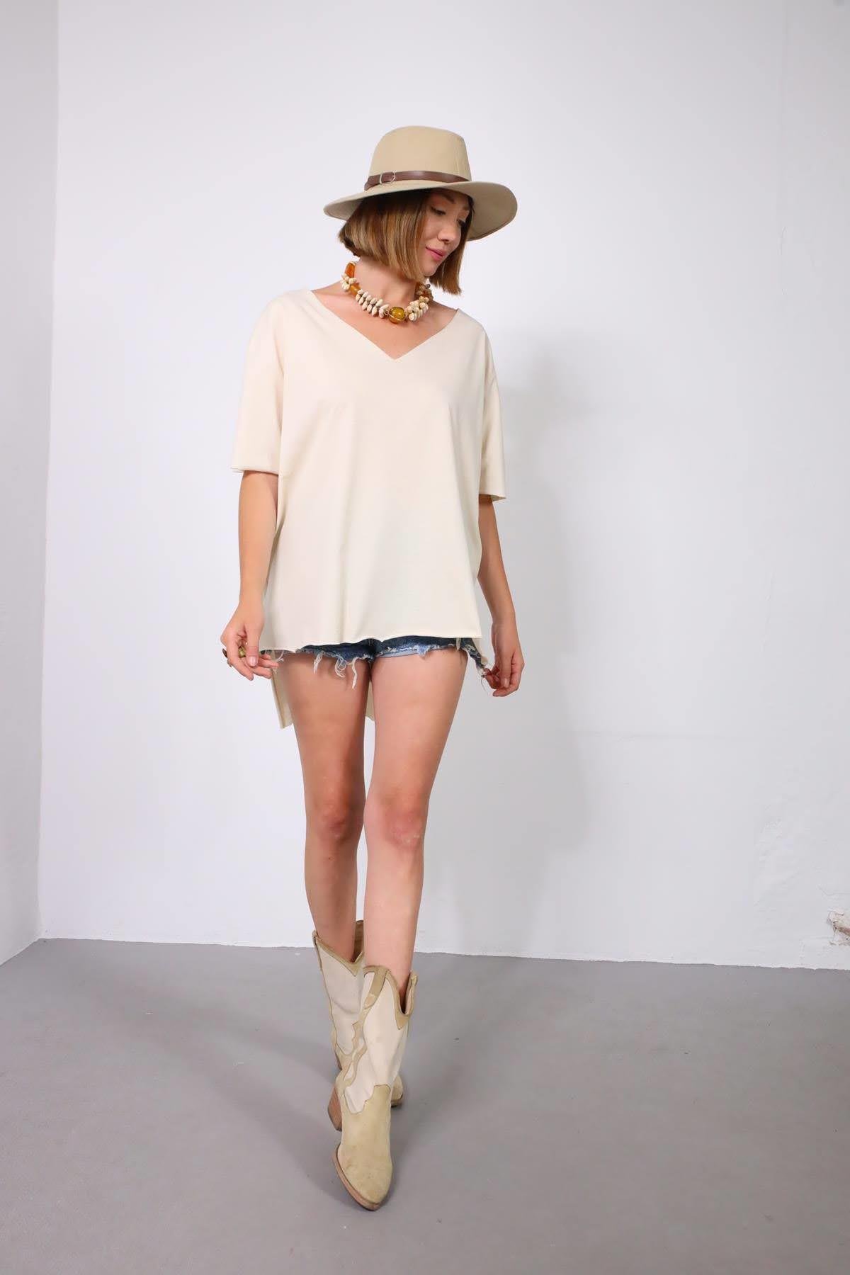  Fildişi V Yaka Arkası Uzun Salaş Tişört