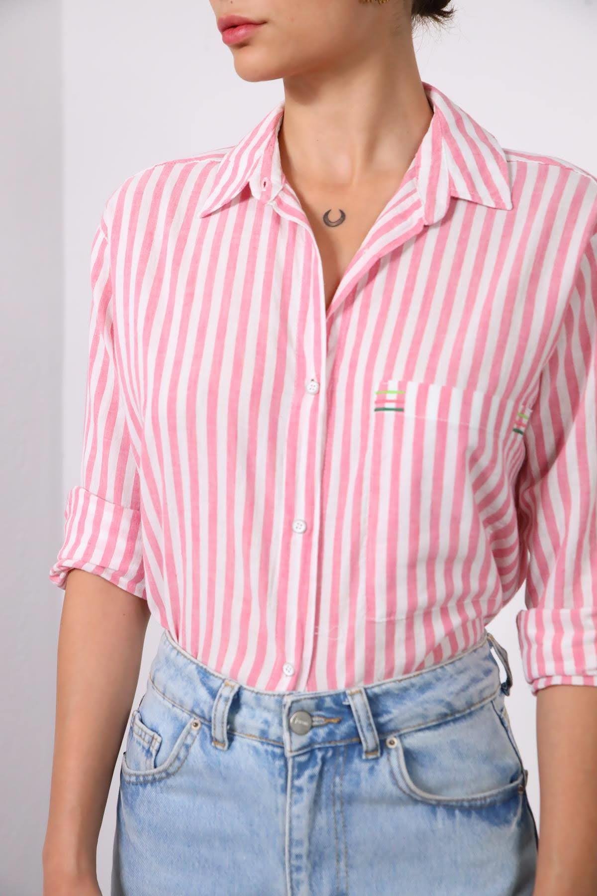  Pembe Çizgili Yakalı Gömlek