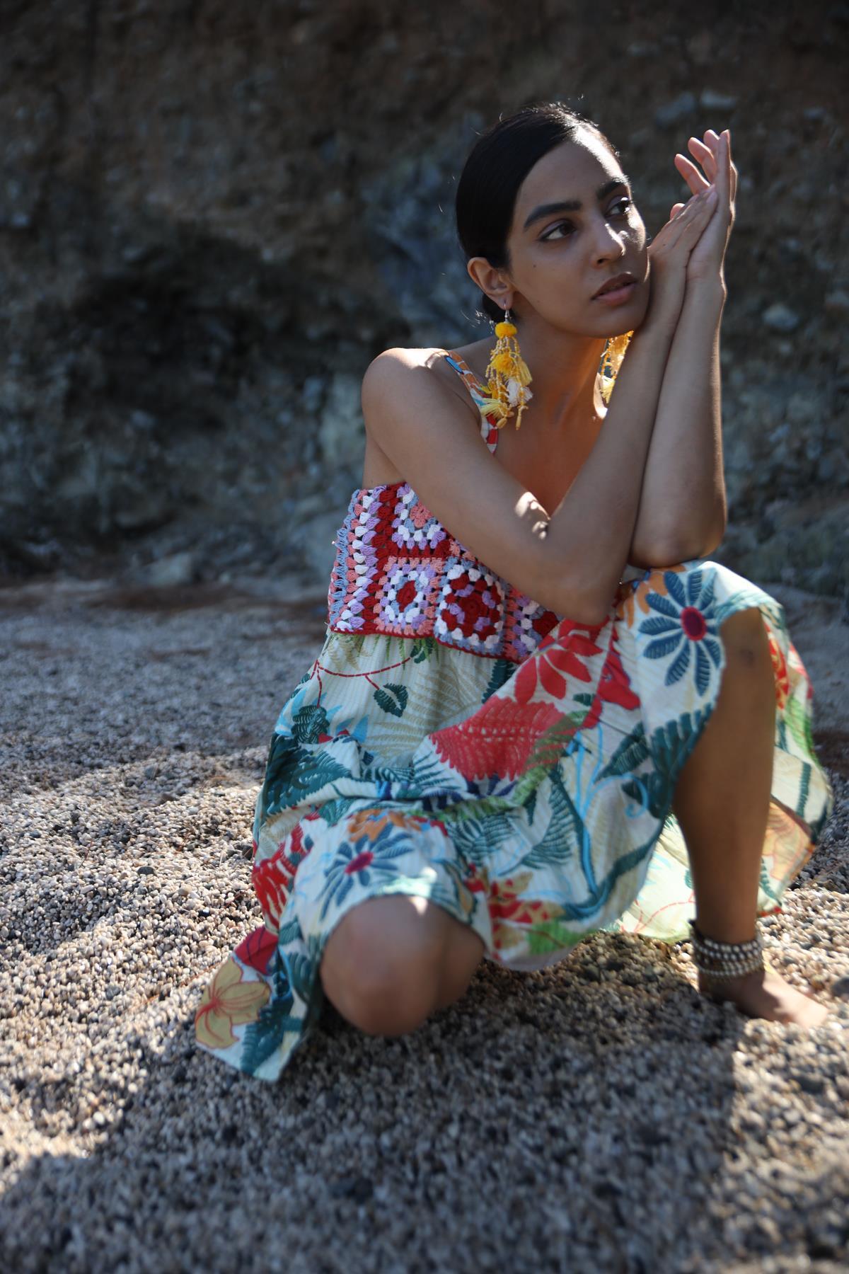 Renkli Örme Detaylı Çiçek Desenli Askılı Elbise - Şaman Butik Renkli Örme Detaylı Çiçek Desenli Askılı Elbise