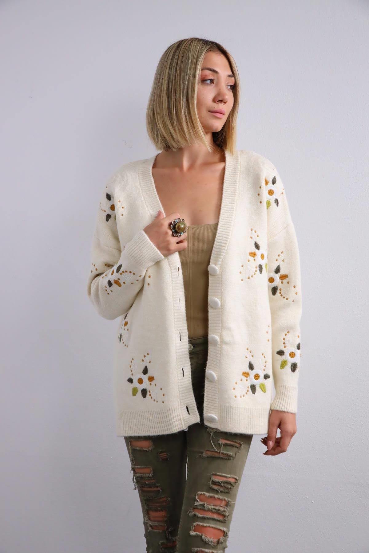  Ekru Nakış İşlemeli Hırka