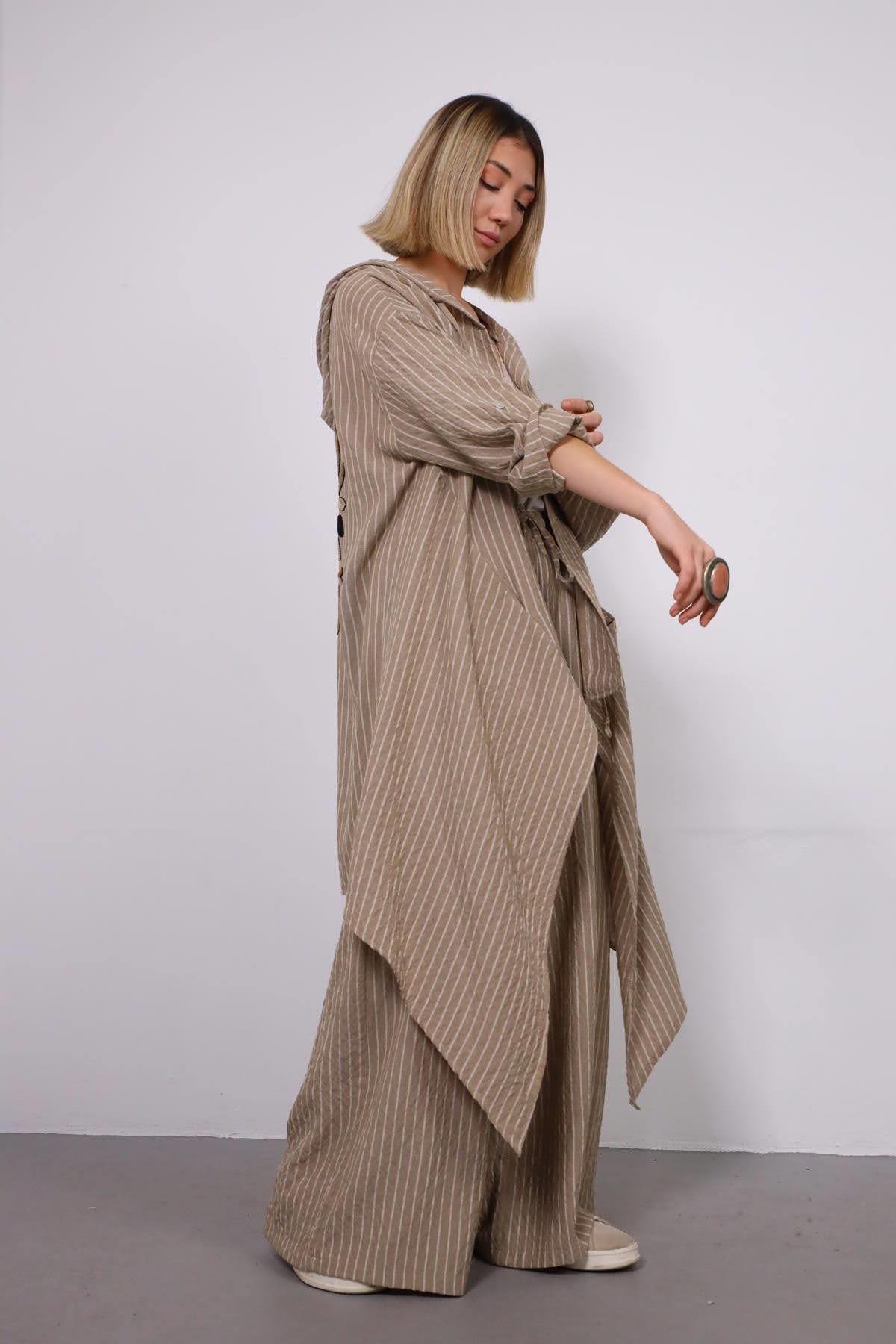 Vizon Rengi Asimetrik Kesim Sırtı İşlemeli Kapüşonlu Kaftan - Şaman Butik Vizon Rengi Asimetrik Kesim Sırtı İşlemeli Kapüşonlu Kaftan