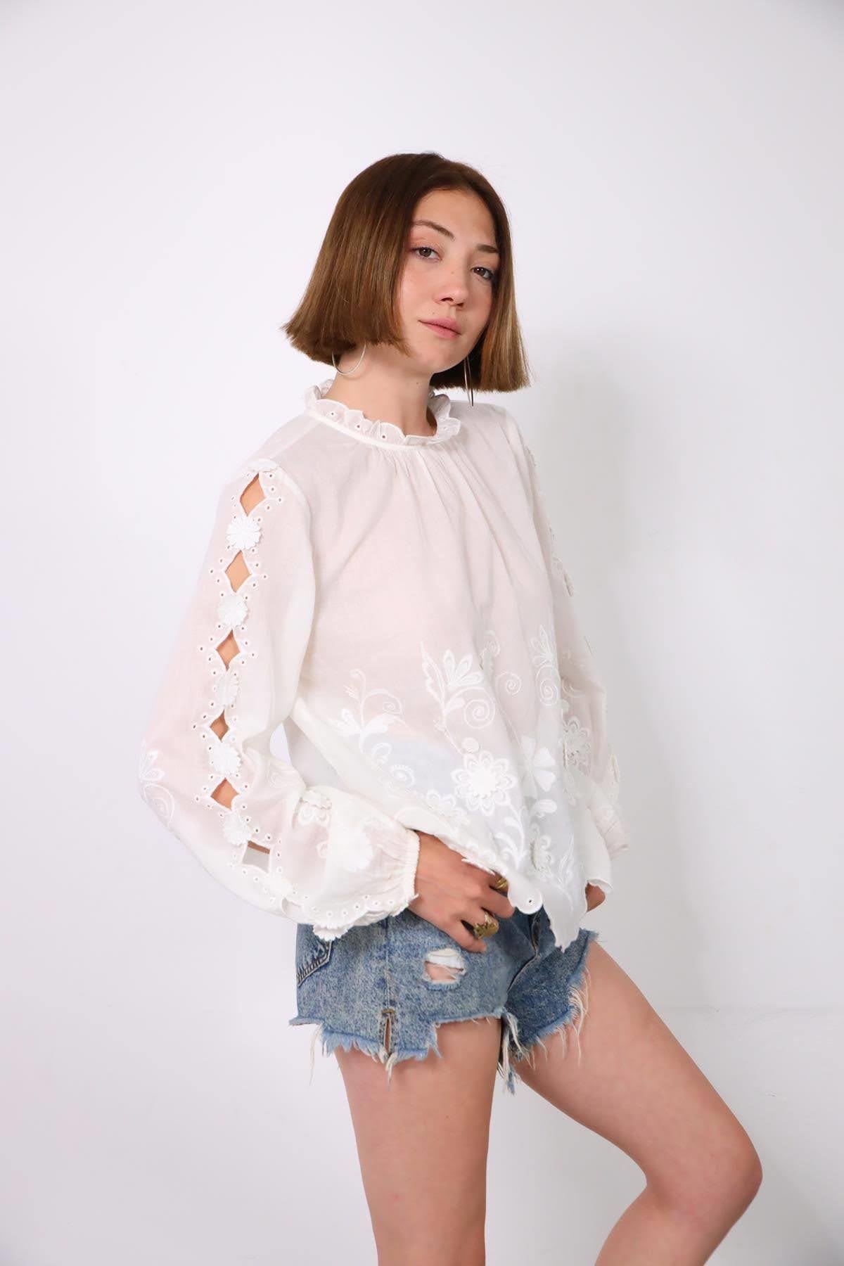 Beyaz Yakası Volanlı Kolları Ajurlu Çiçek Dantelli Bluz - Şaman Butik Beyaz Yakası Volanlı Kolları Ajurlu Çiçek Dantelli Bluz