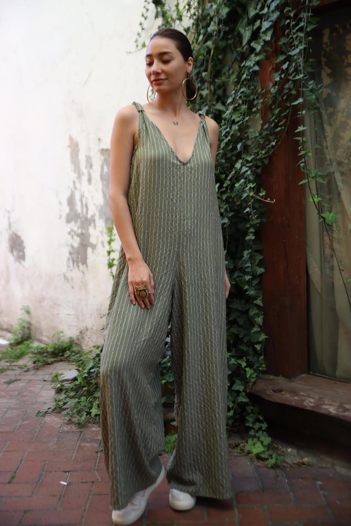 Haki Çizgili Omzu Büzgülü Gofre Tulum - Şaman Butik Haki Çizgili Omzu Büzgülü Gofre Tulum