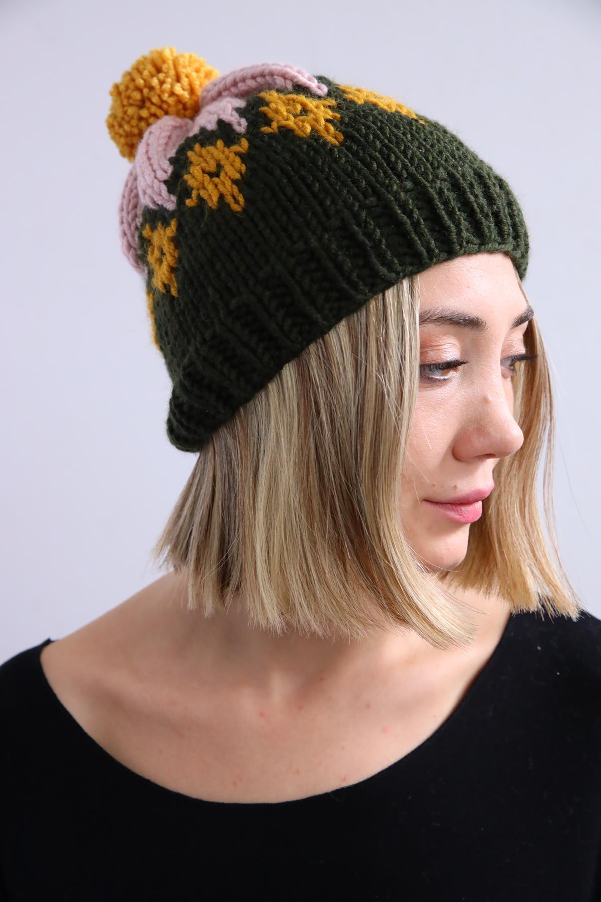  Haki Desenli El Yapımı Ponponlu Örgü Bere