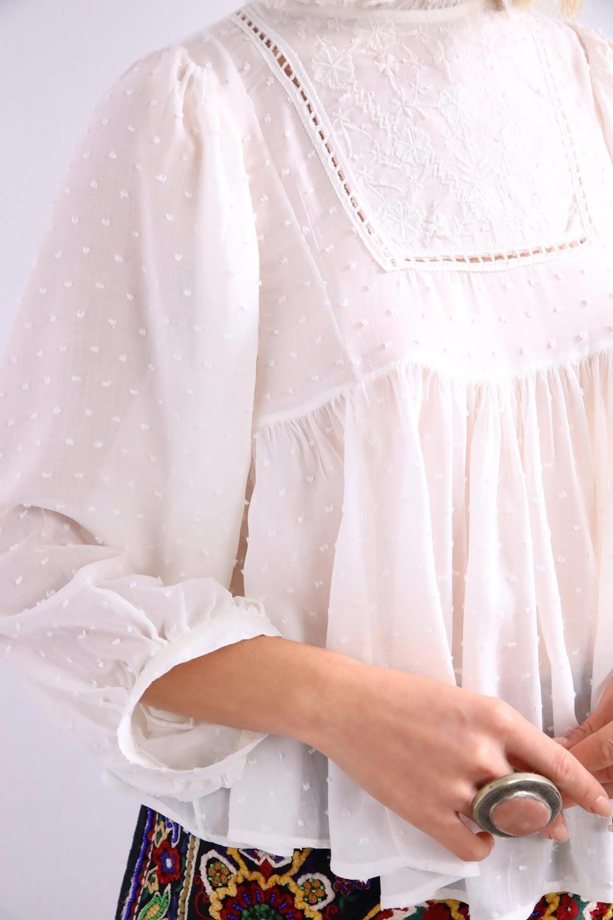 Beyaz İşlemeli Yakası Fırfırlı Bluz - Şaman Butik Beyaz İşlemeli Yakası Fırfırlı Bluz