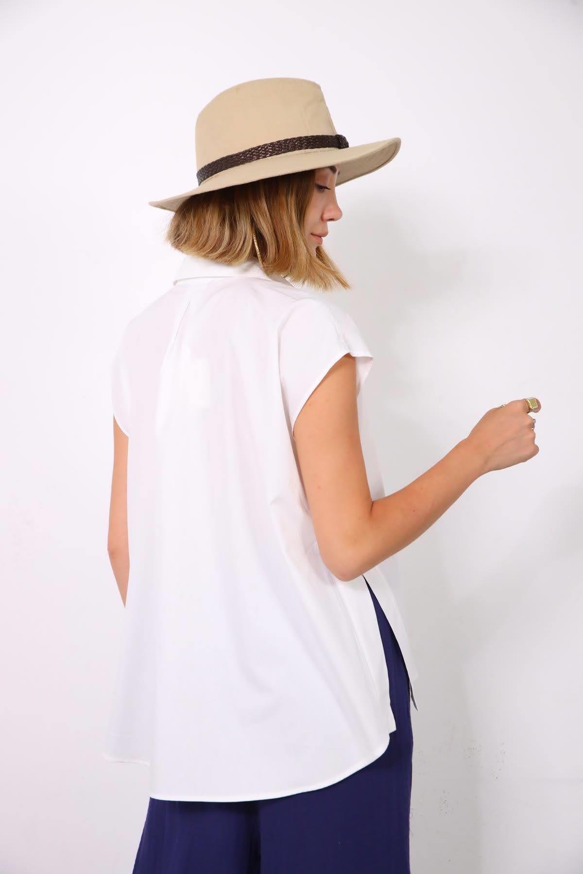  Beyaz Yanları Yırtmaçlı Kolsuz Gömlek