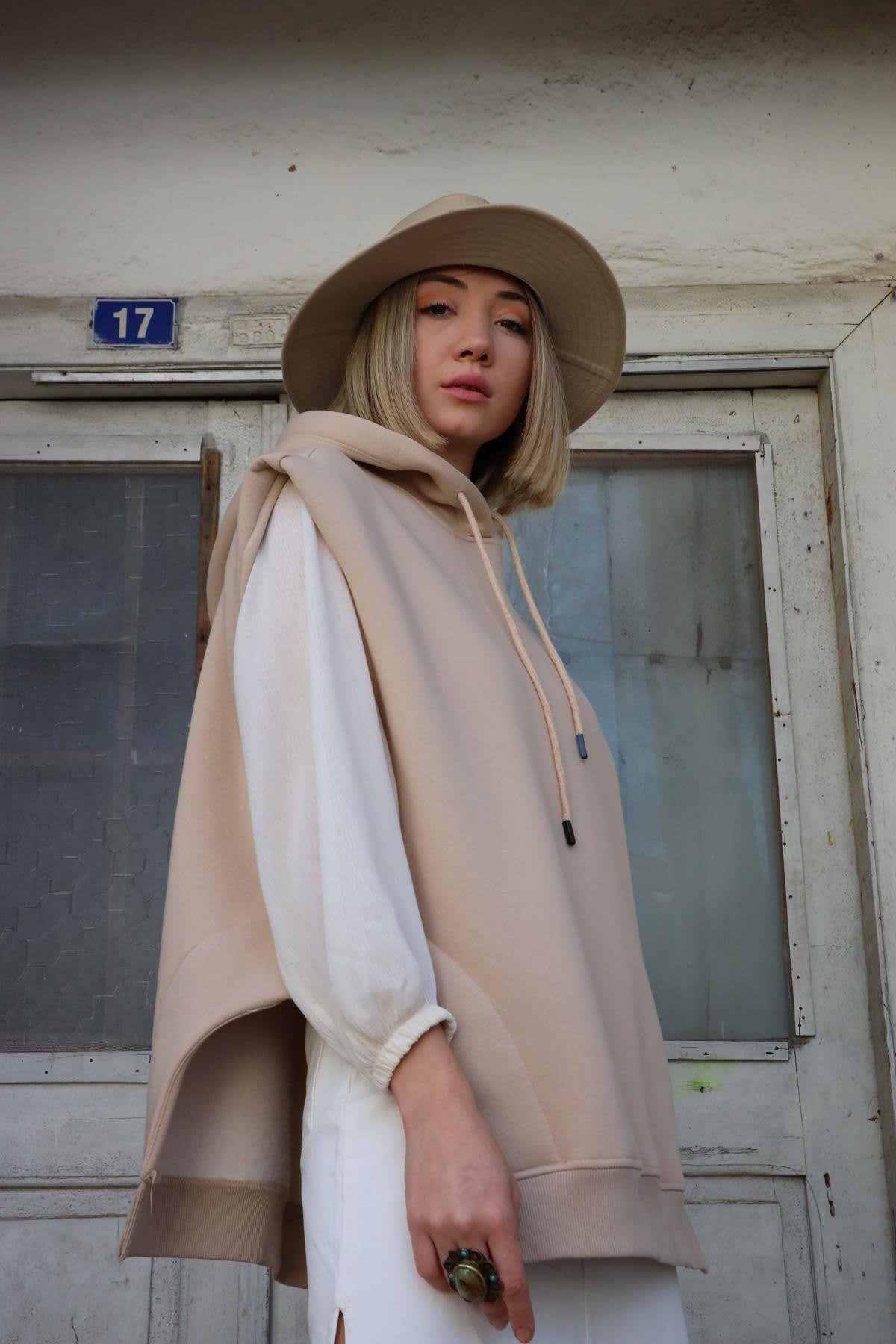  Krem Kapüşonlu Asimetrik Yırtmaçlı Kolsuz Sweat